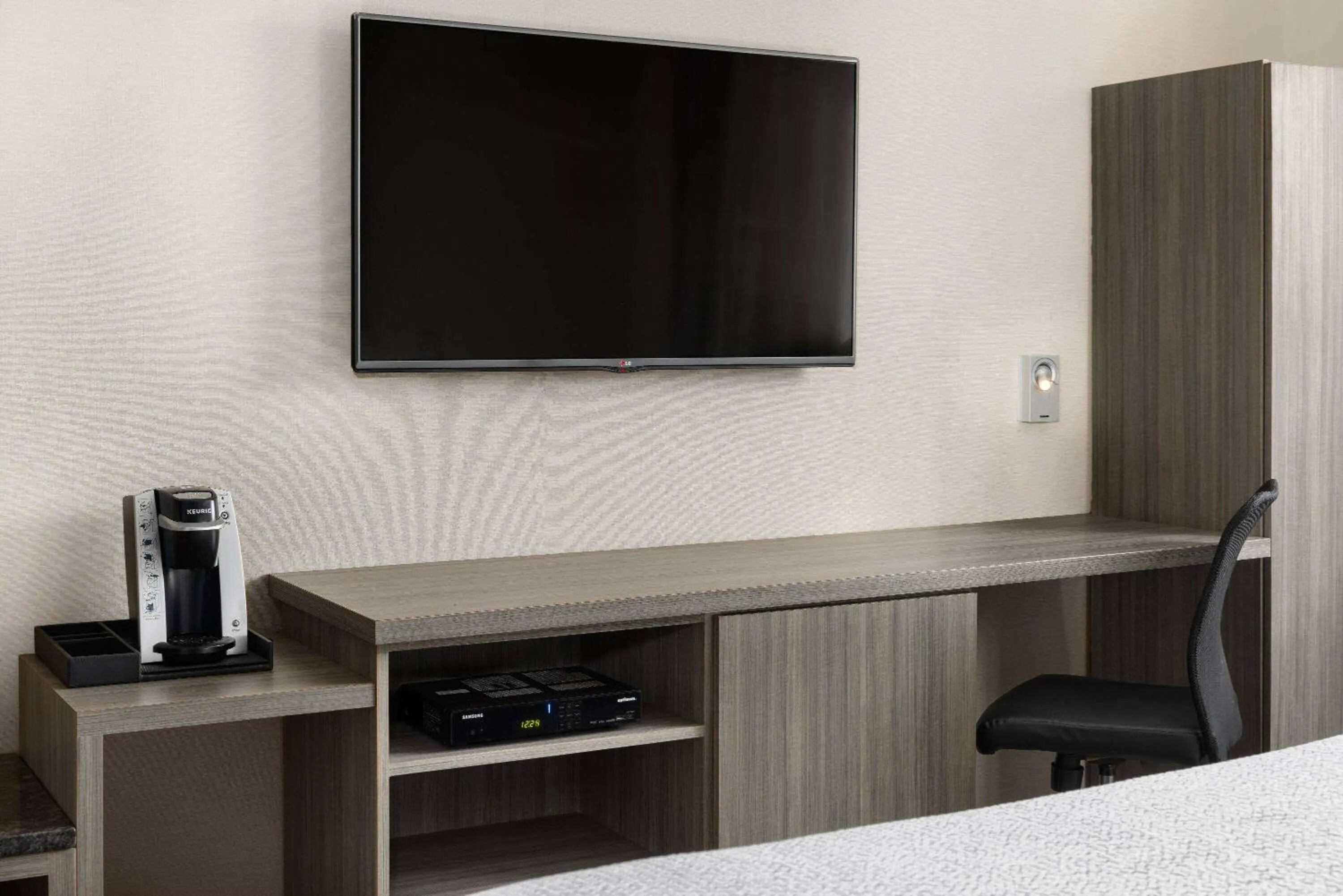 TV and multimedia in Ramada by Wyndham Bronx
