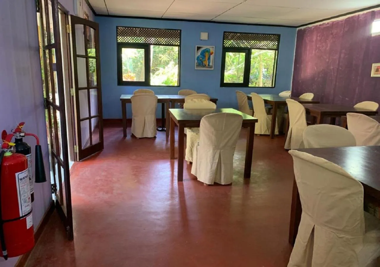 Restaurant/places to eat in Palm Beach Inn & Sea Shells Cabanas