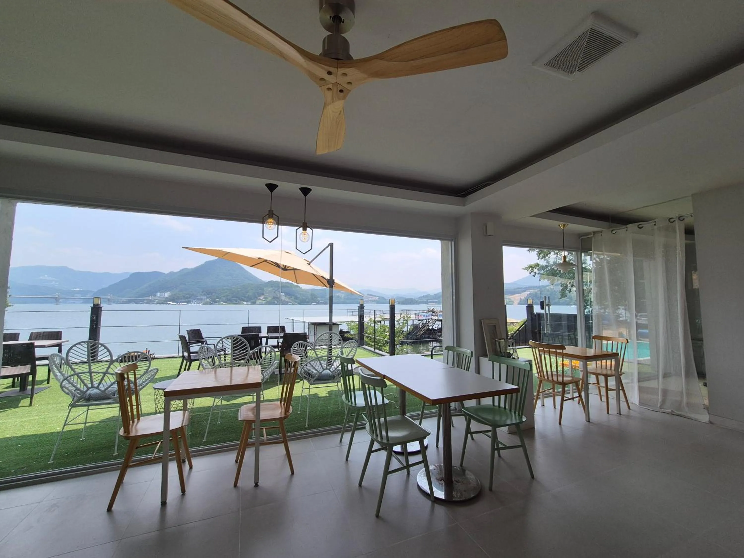 Communal lounge/ TV room in Interlaken Stay