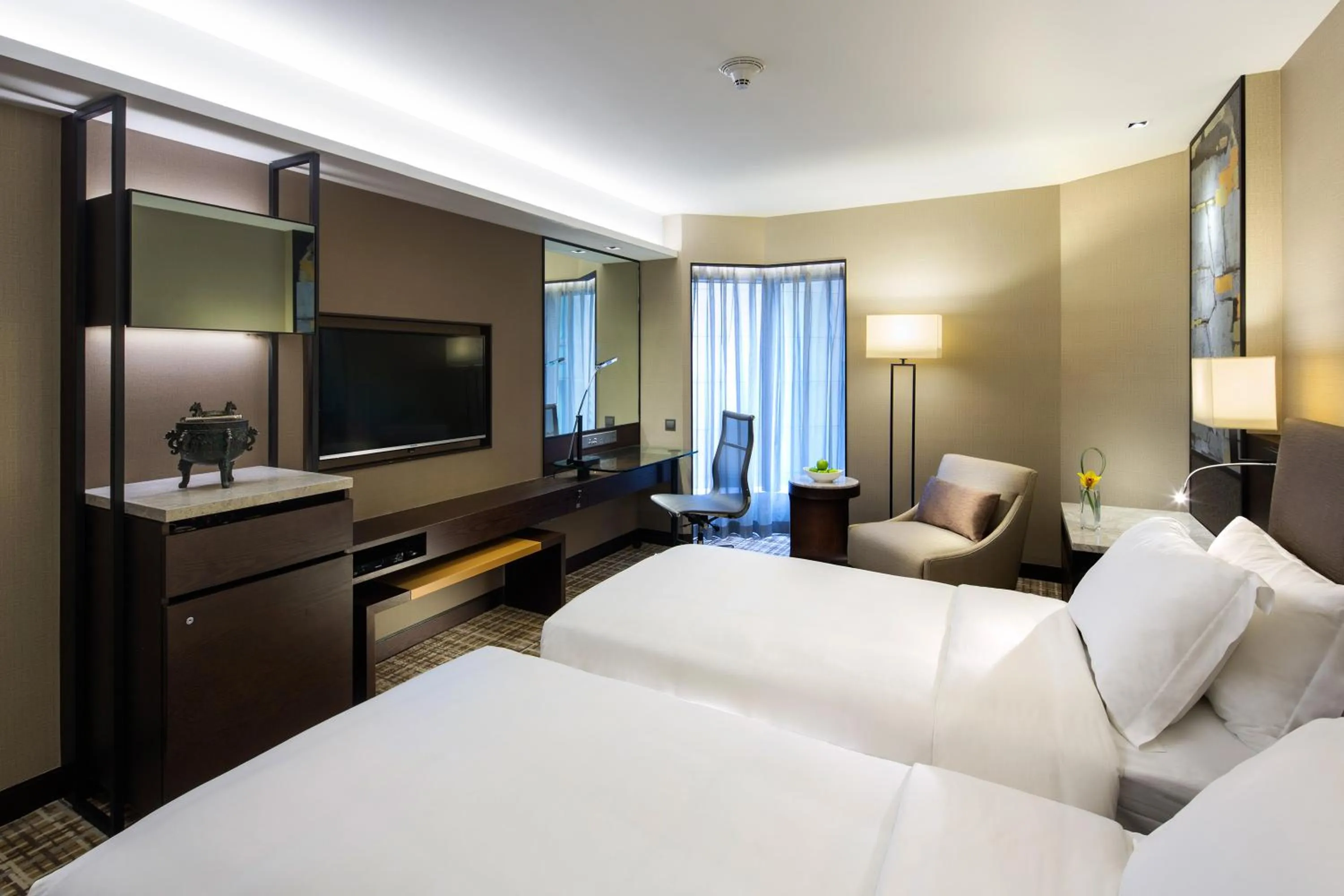 Photo of the whole room, Bed in New World Millennium Hong Kong Hotel