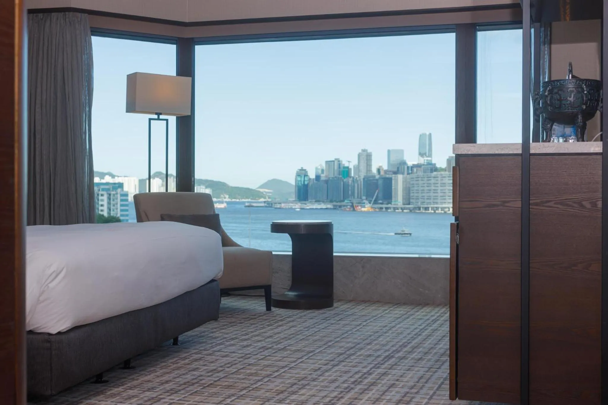 View (from property/room), Bed in New World Millennium Hong Kong Hotel