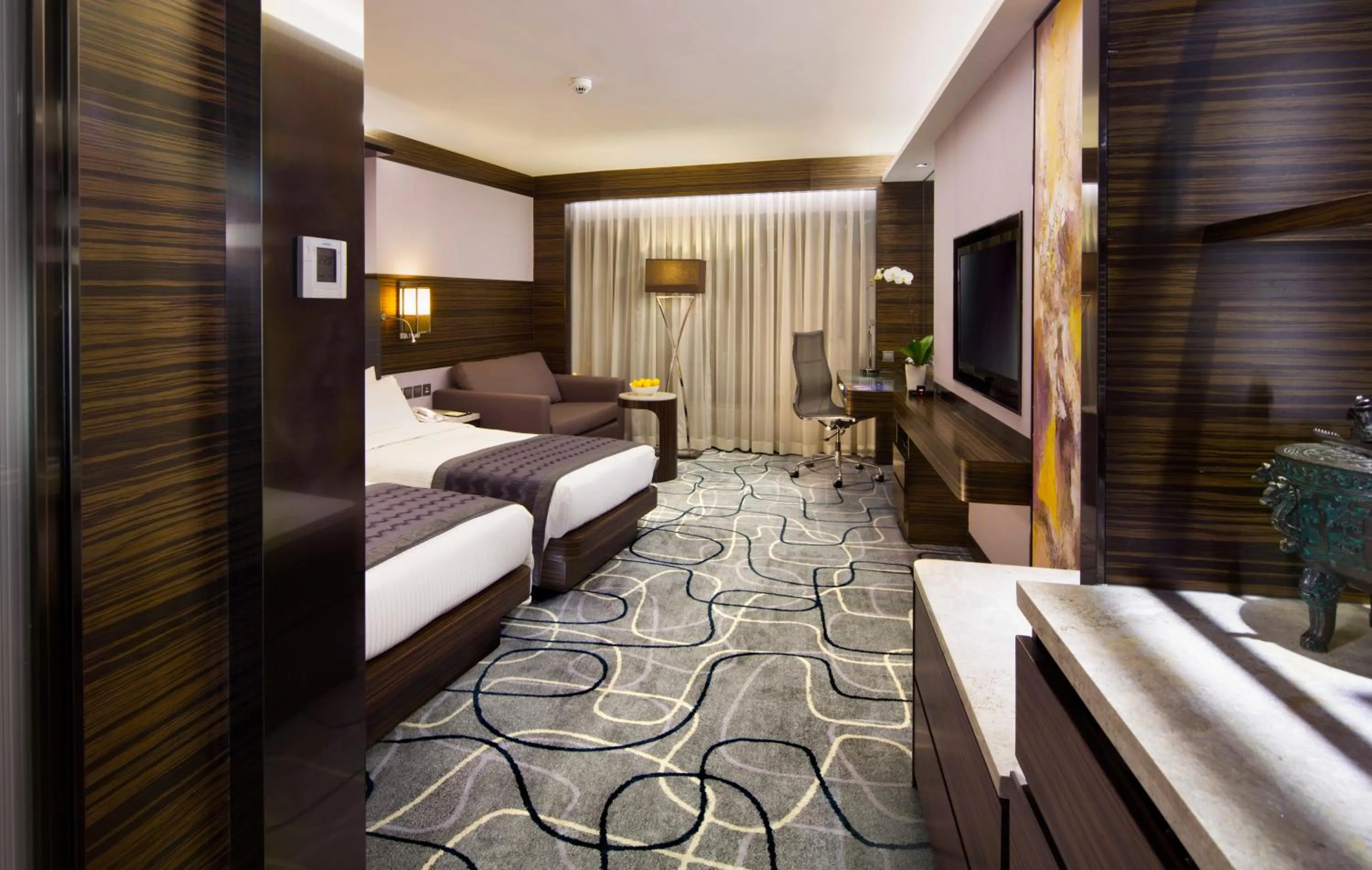 Photo of the whole room, Bed in New World Millennium Hong Kong Hotel