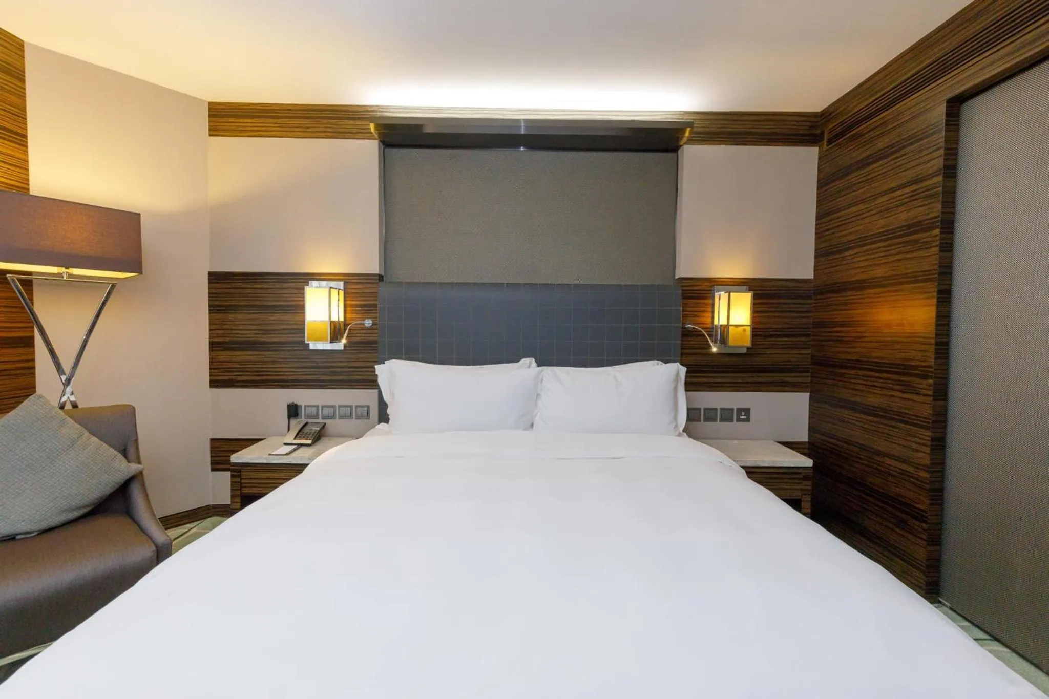 Bed in New World Millennium Hong Kong Hotel