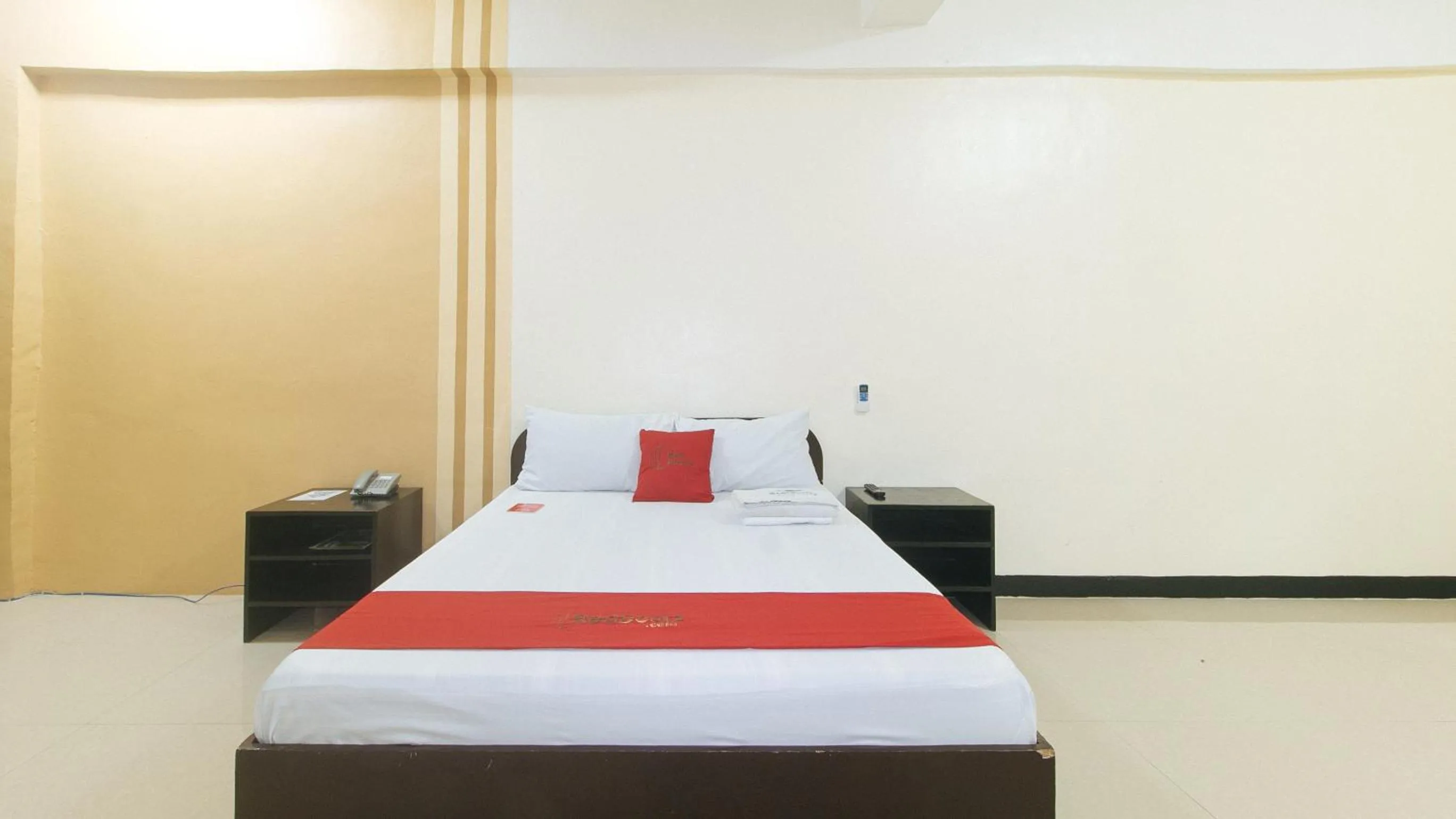 Bed in RedDoorz near SM City Muntinlupa