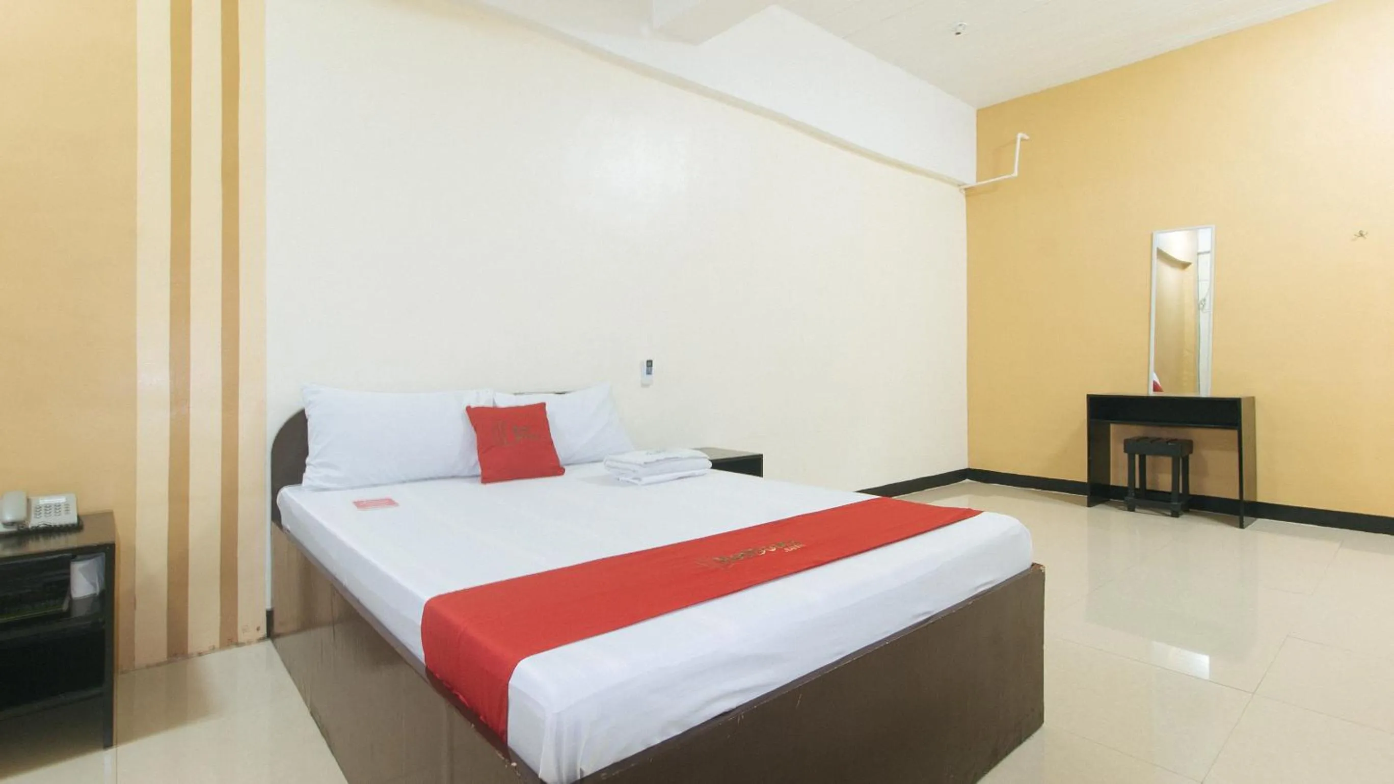 Bed in RedDoorz near SM City Muntinlupa