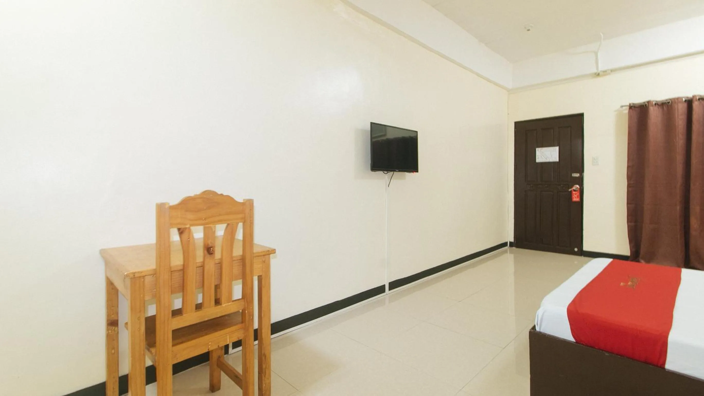 Bed in RedDoorz near SM City Muntinlupa