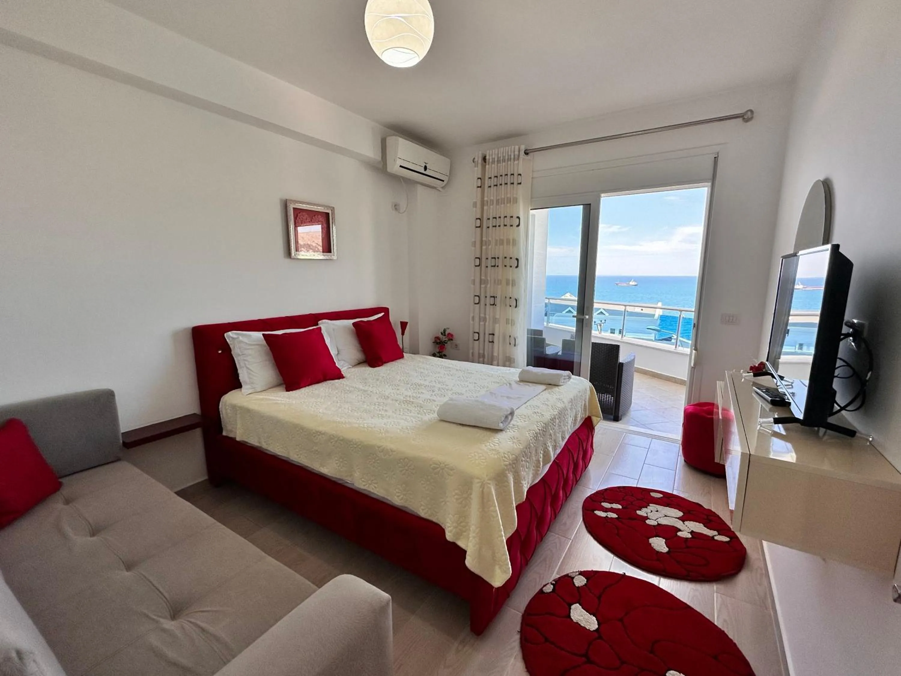 Communal lounge/ TV room, Bed in Hotel Bella Vista