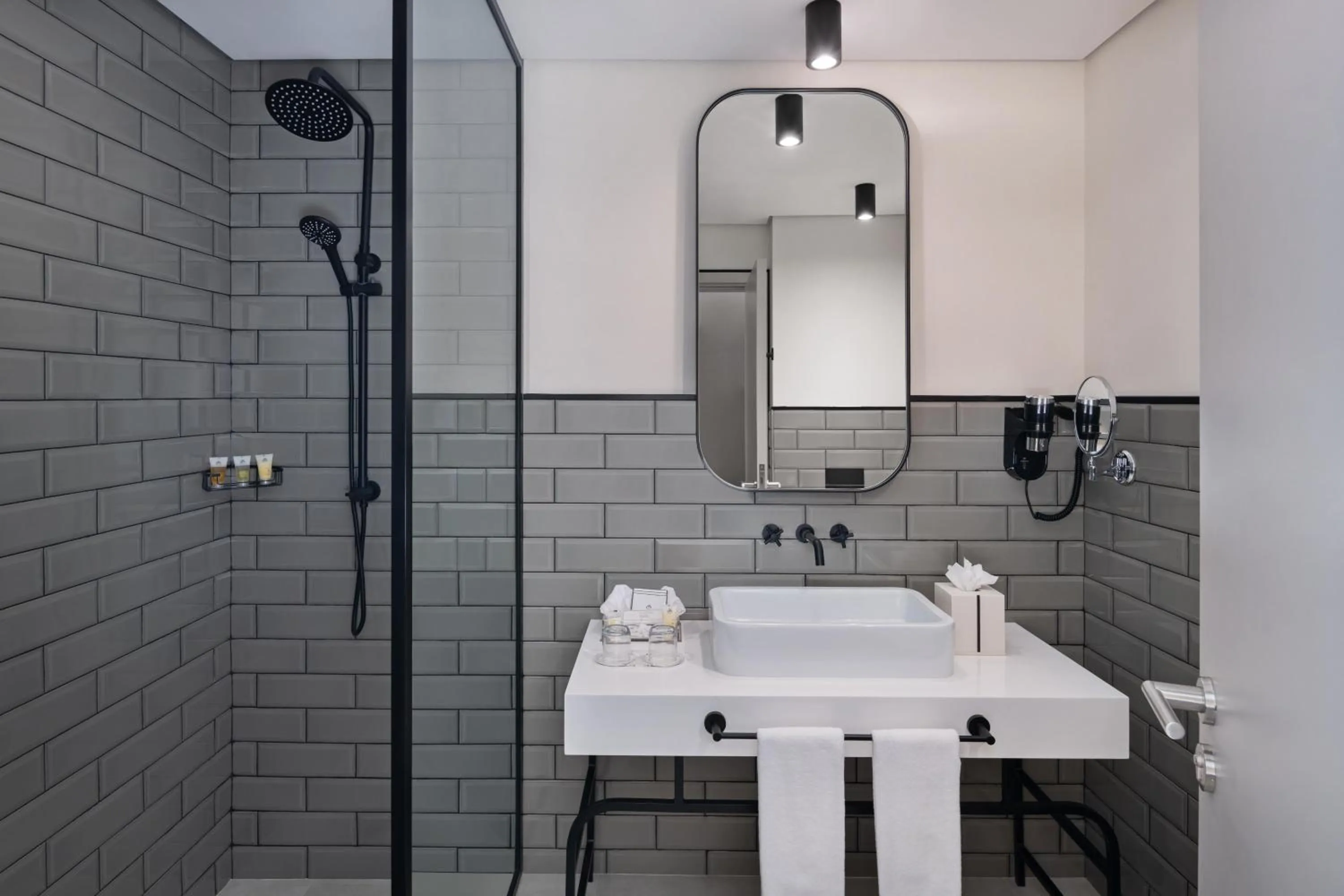 Shower in JA The Manor Hotel, Dubai