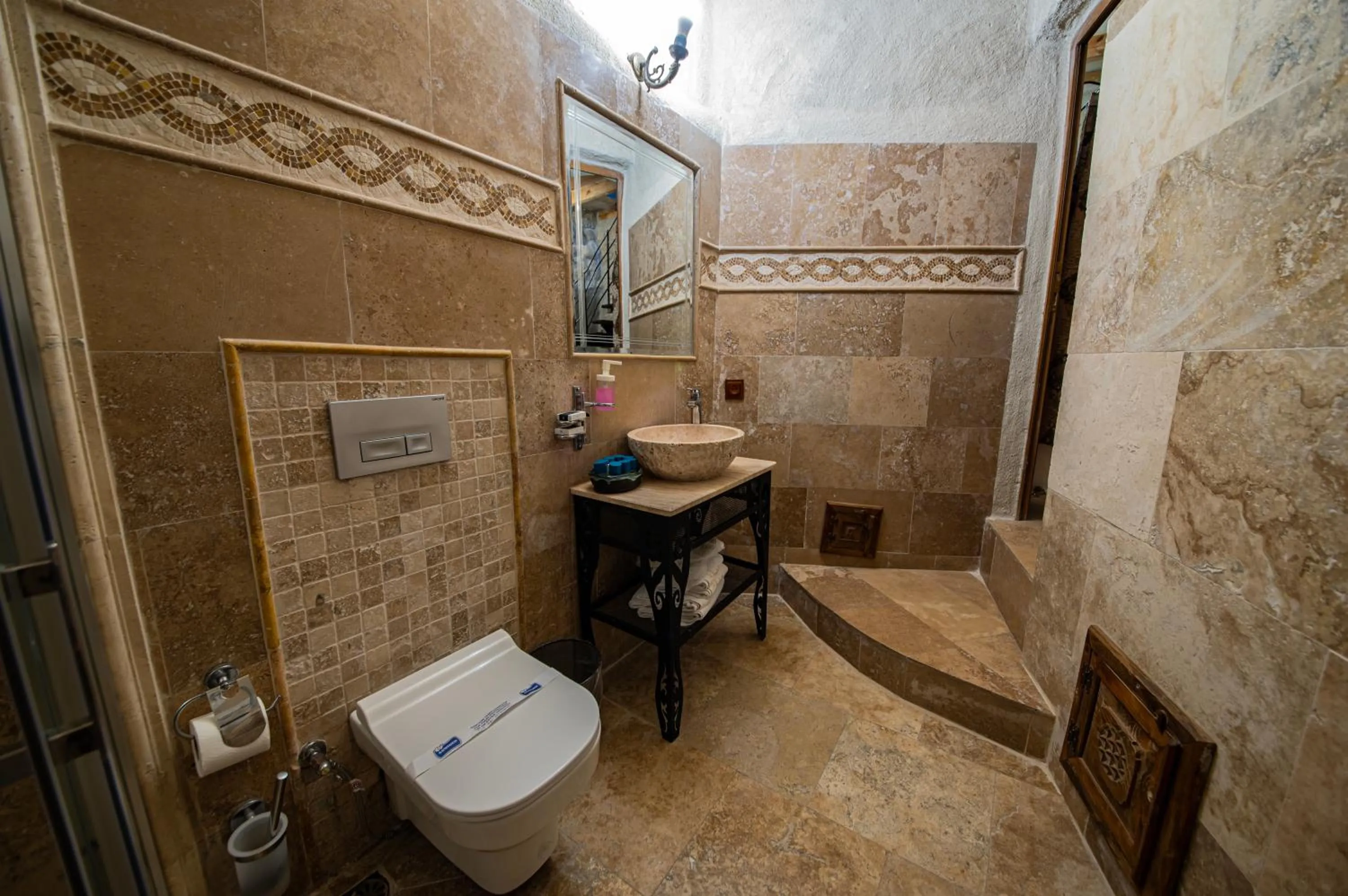 Bathroom in Chelebi Cave House