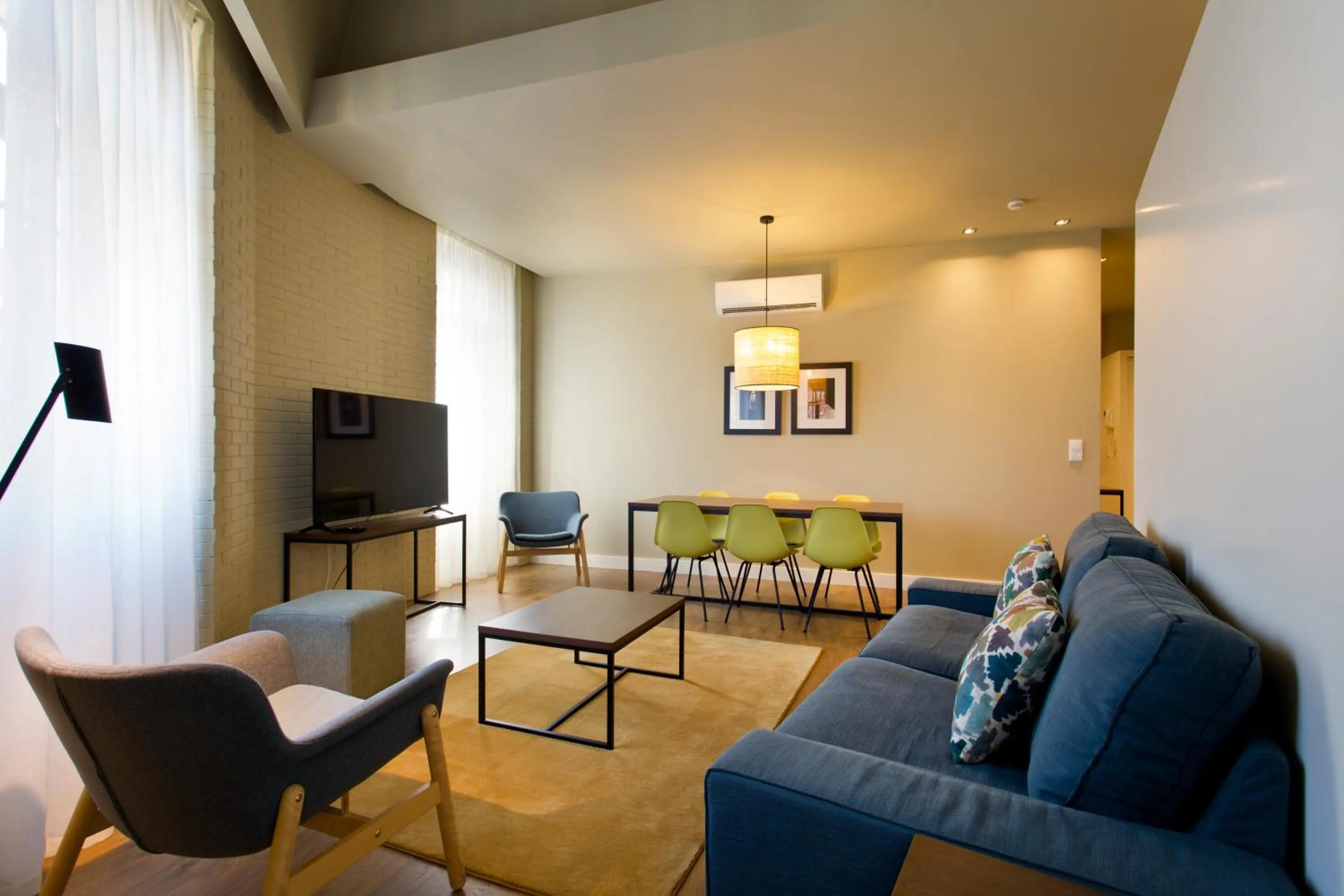 Communal lounge/ TV room in RVA - Porto Central Flats