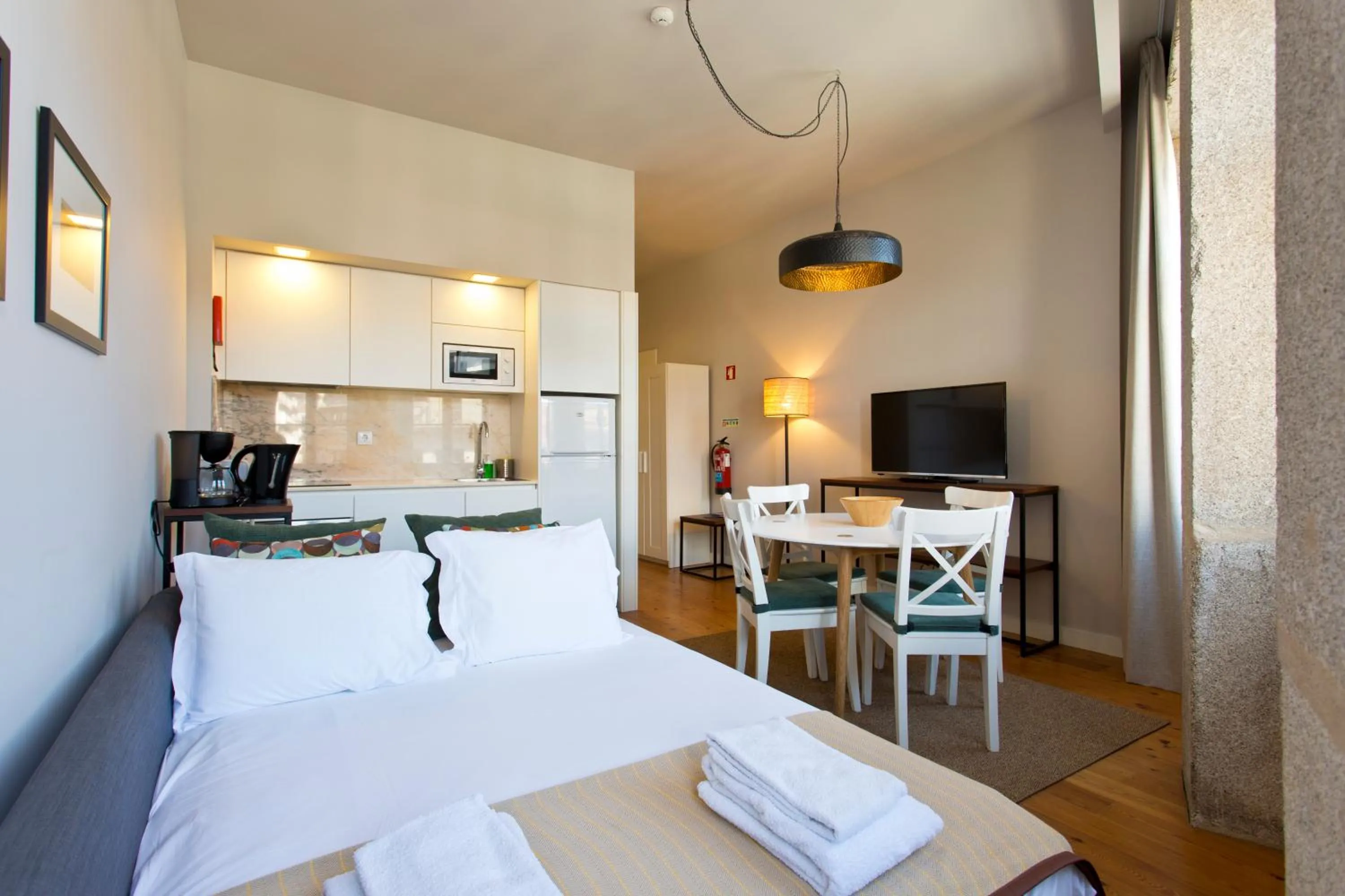 Living room, Bed in RVA - Porto Central Flats