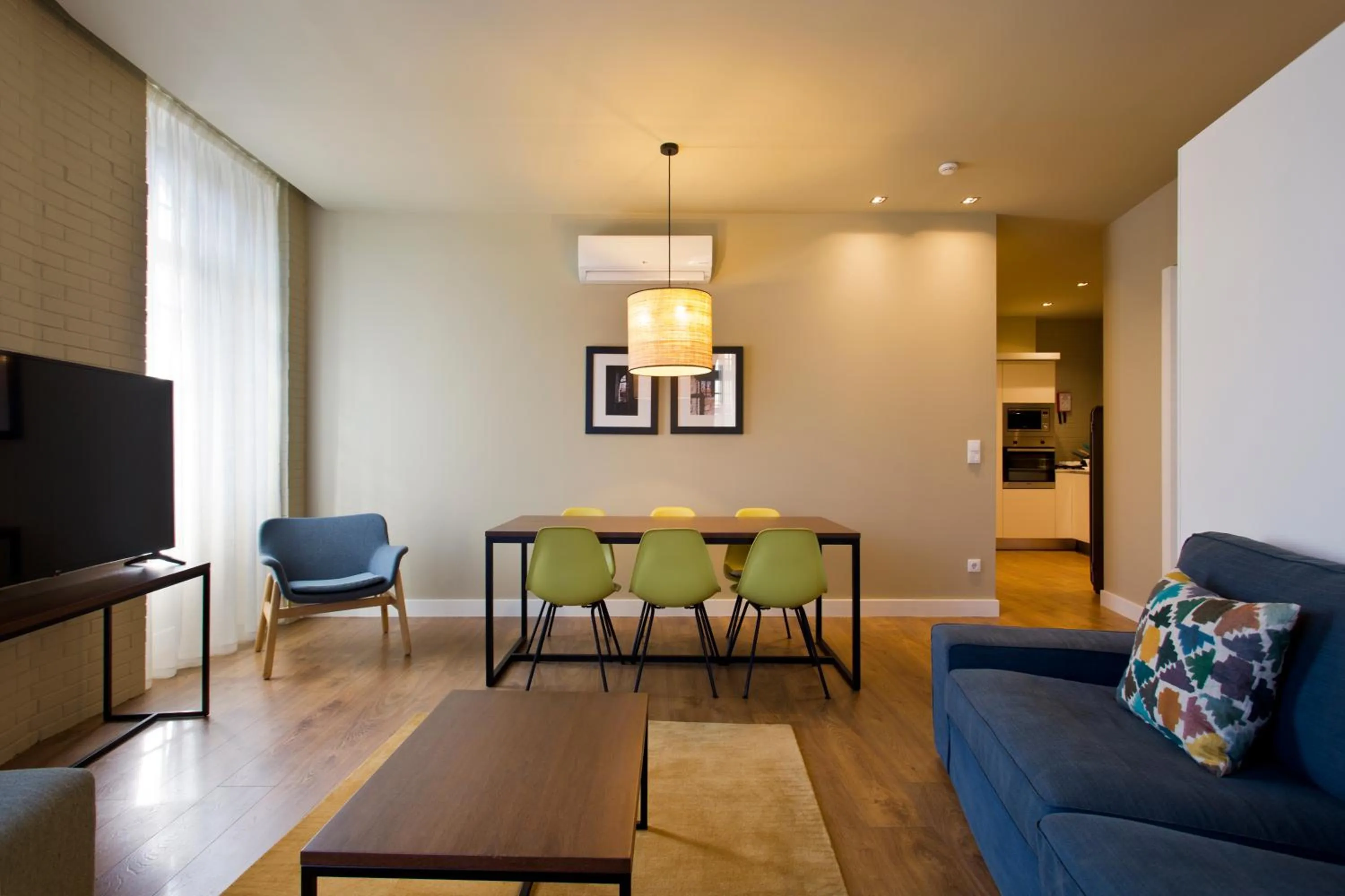 Communal lounge/ TV room in RVA - Porto Central Flats