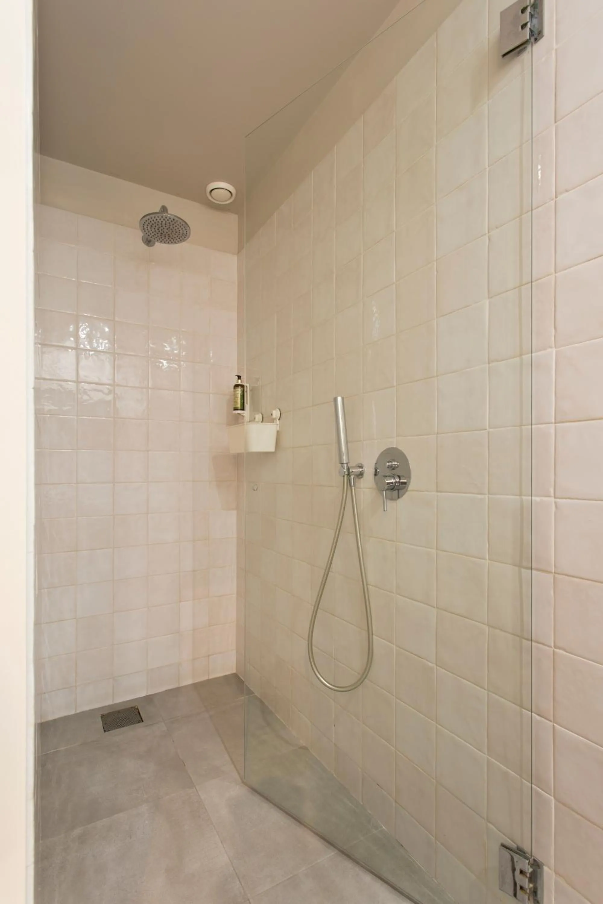 Shower in RVA - Porto Central Flats