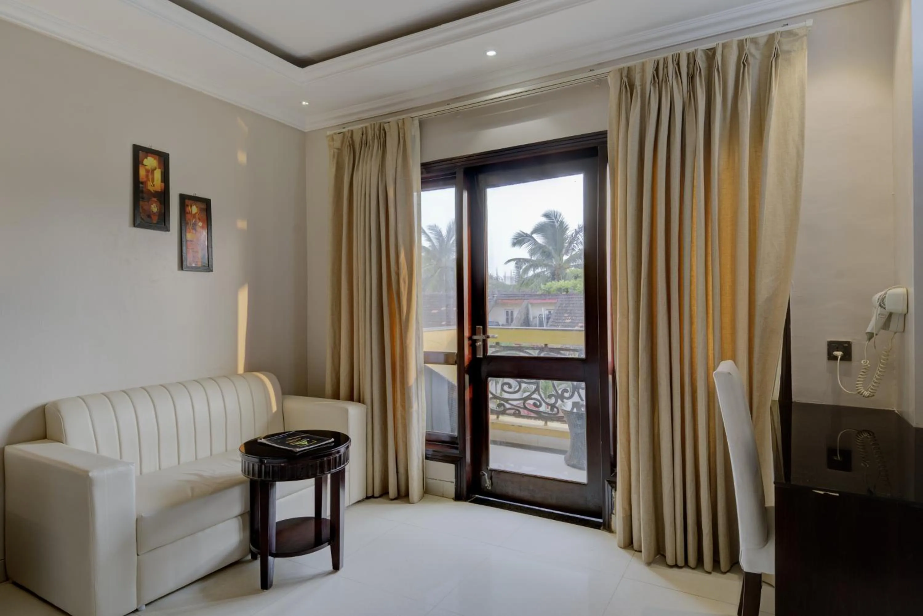 Seating area, Bed in De Alturas Resort