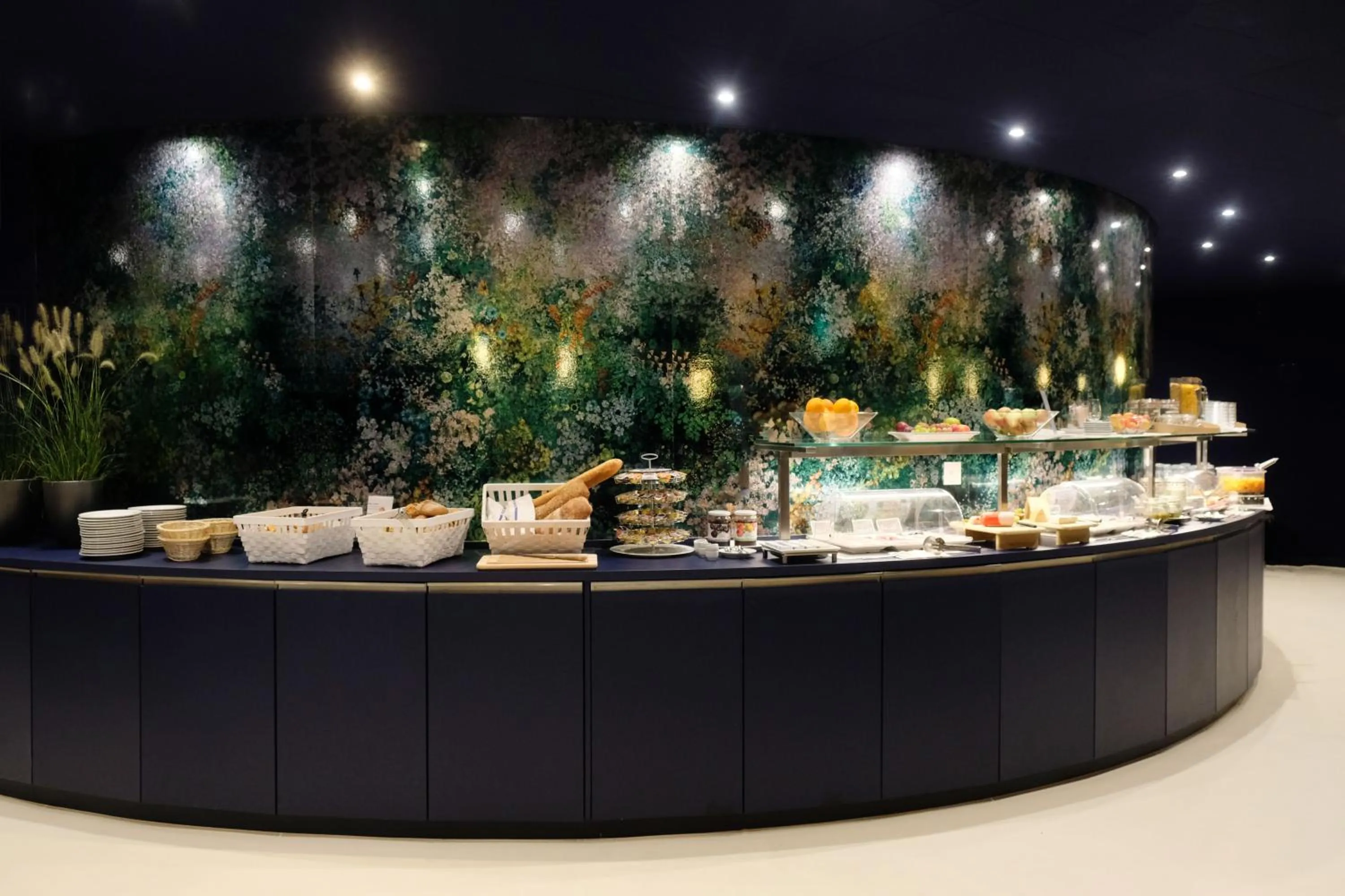 Restaurant/places to eat in Hotel Eastside (free parking garage)