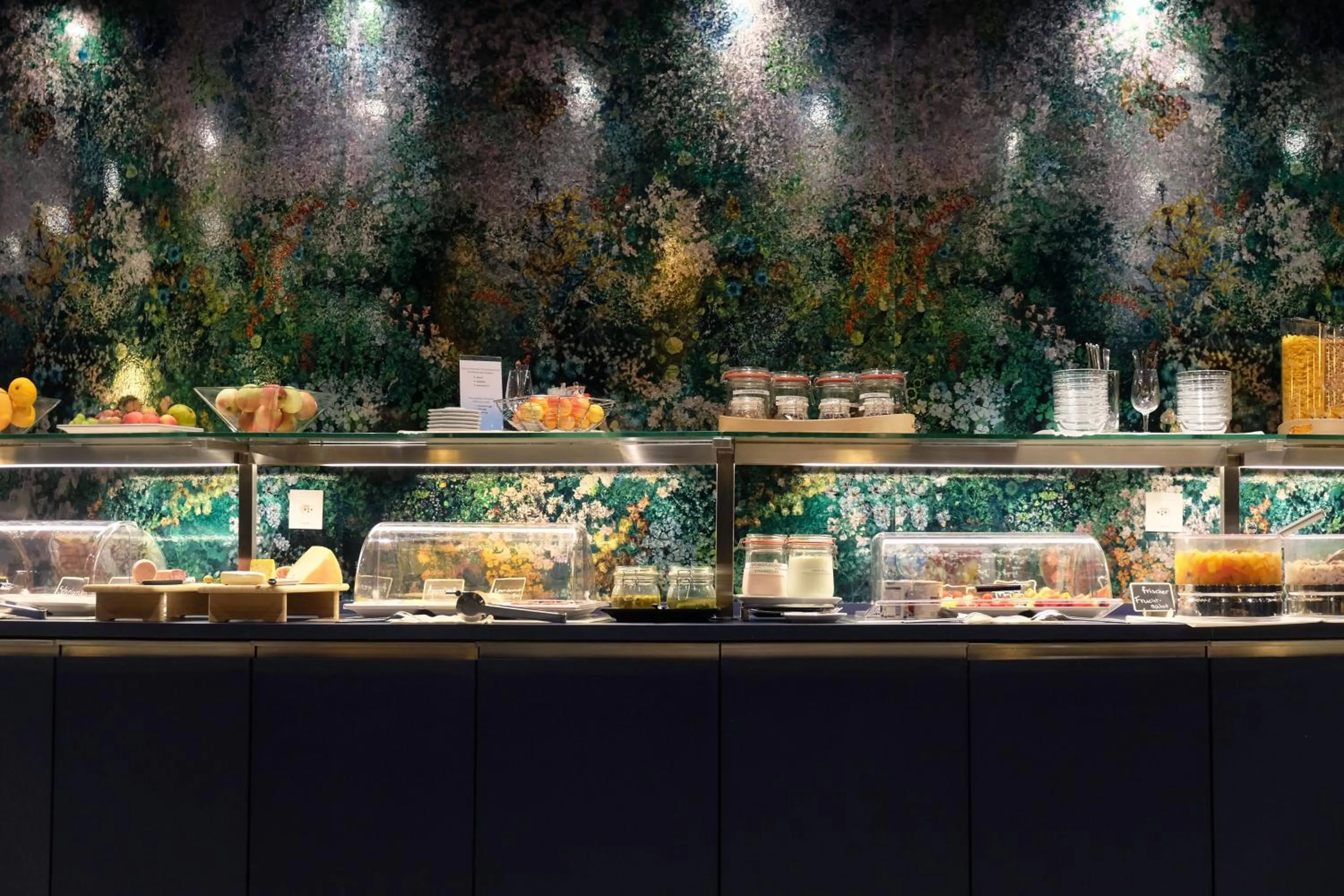 Restaurant/places to eat in Hotel Eastside (free parking garage)