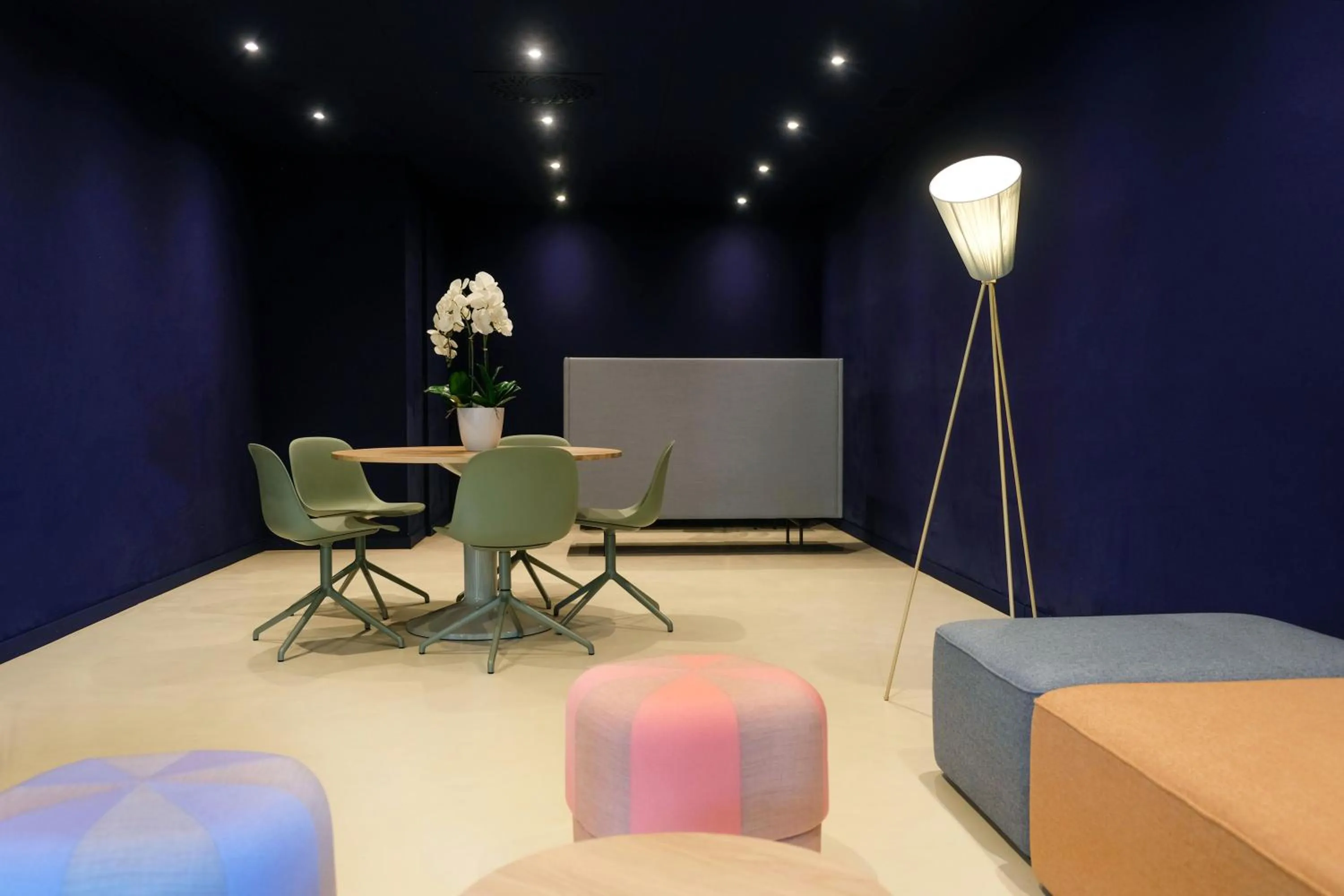 Lounge or bar in Hotel Eastside (free parking garage)