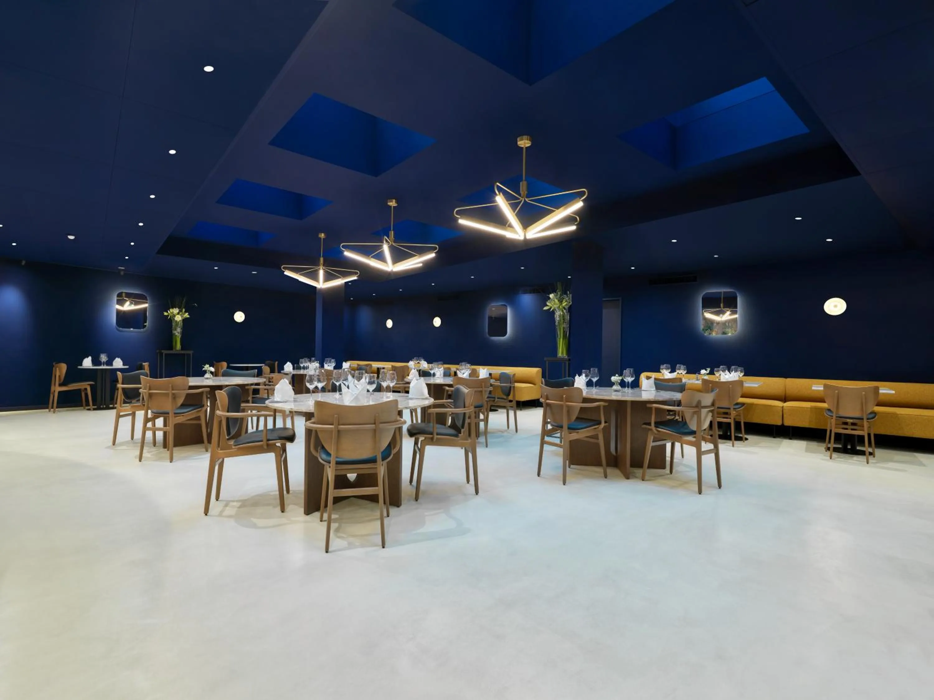 Restaurant/places to eat in Hotel Eastside (free parking garage)