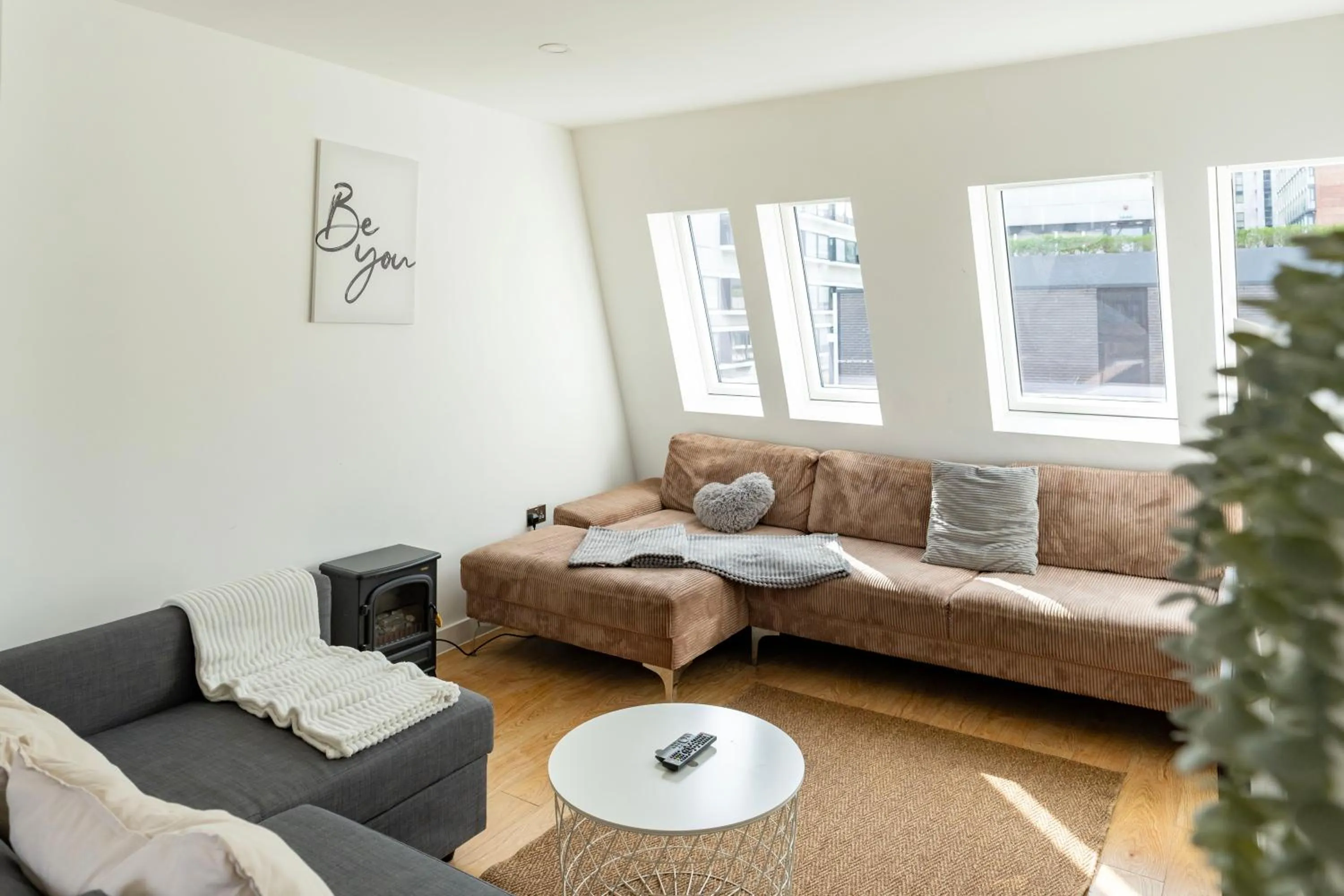 Living room in Shoreditch Apartments by DC London Rooms