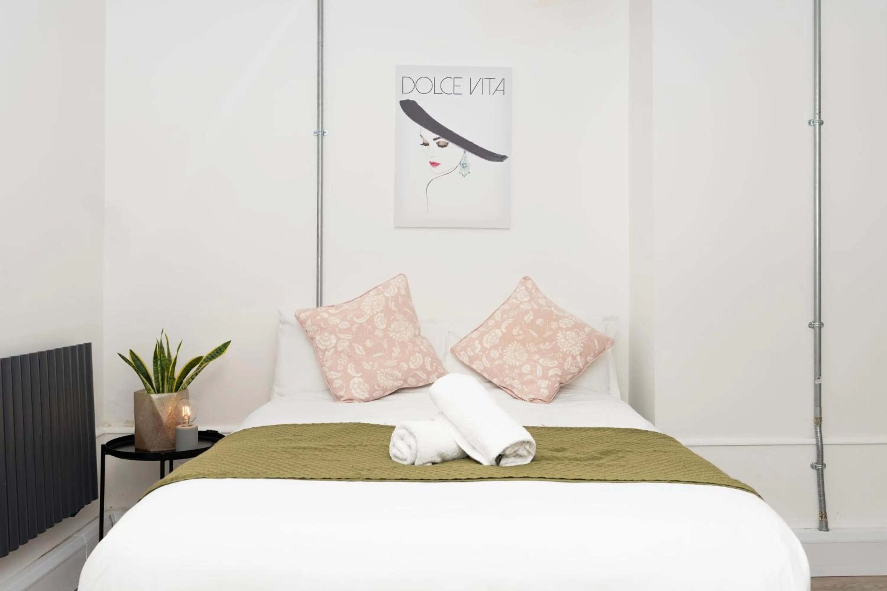 Bed in Shoreditch Apartments by DC London Rooms