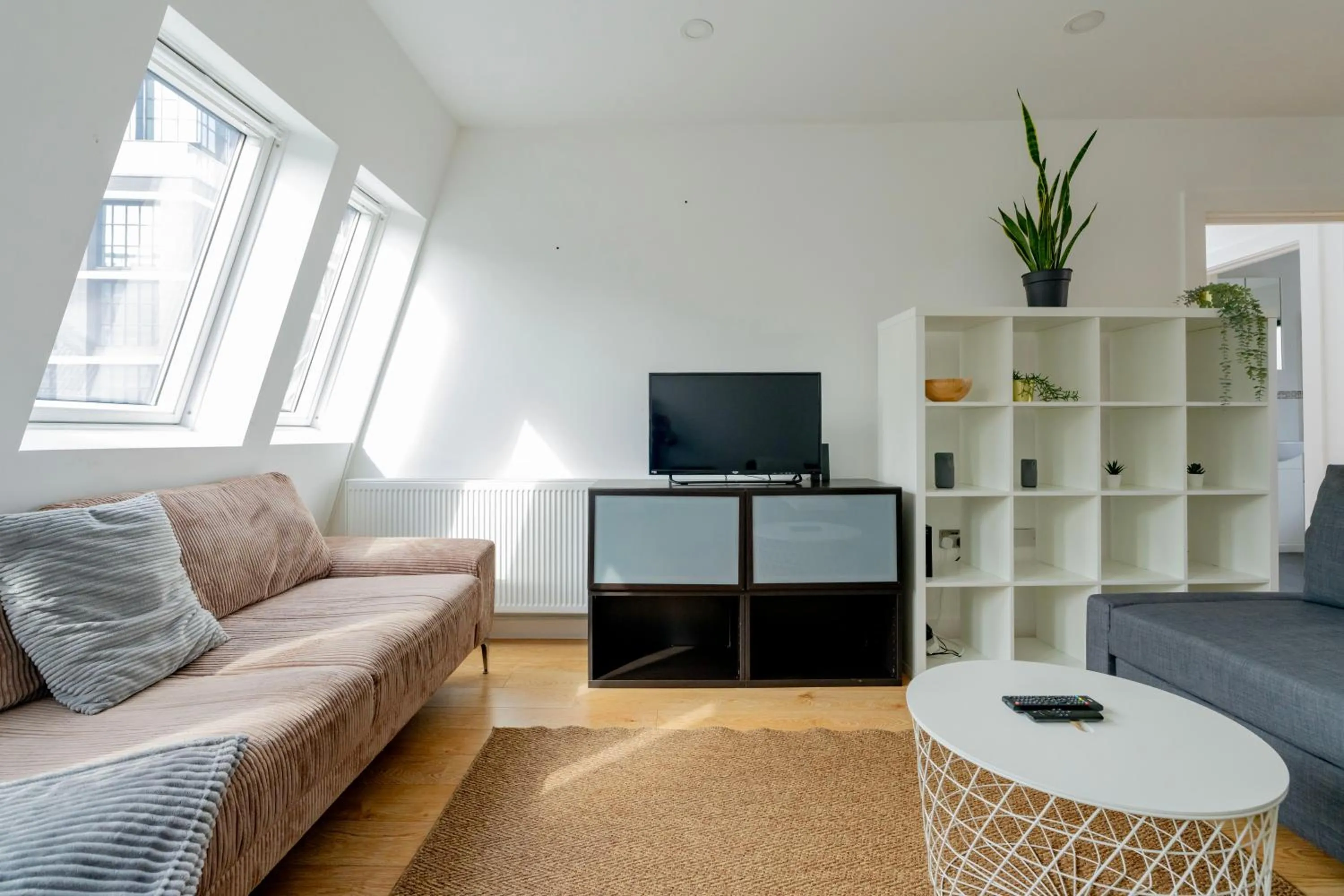Living room in Shoreditch Apartments by DC London Rooms