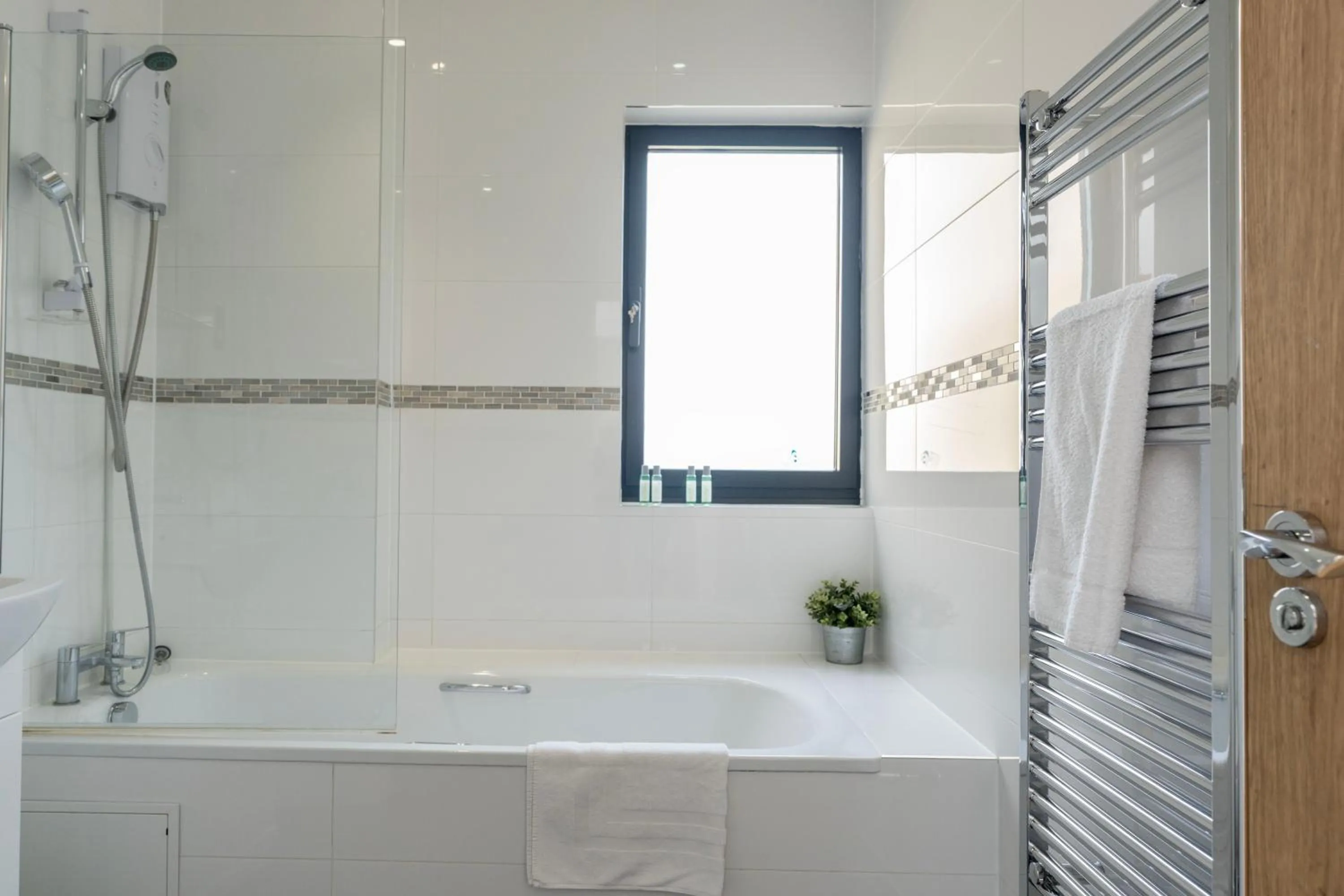 Bathroom in Shoreditch Apartments by DC London Rooms