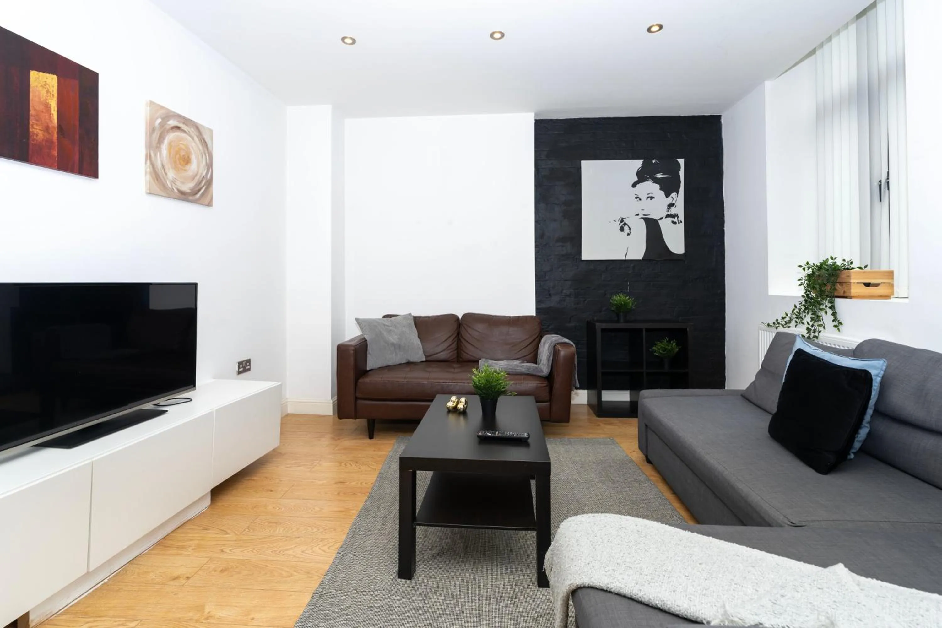 Living room in Shoreditch Apartments by DC London Rooms