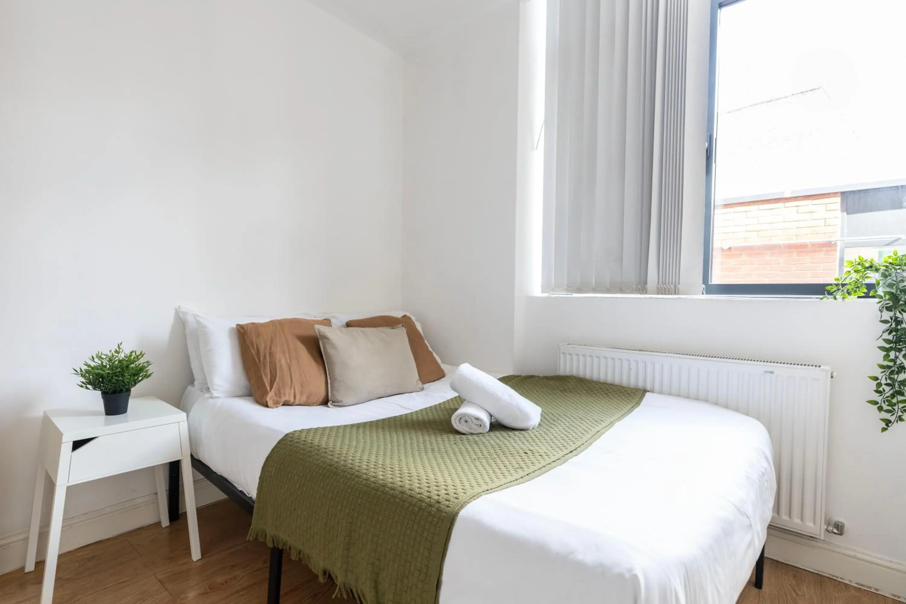 Bed in Shoreditch Apartments by DC London Rooms