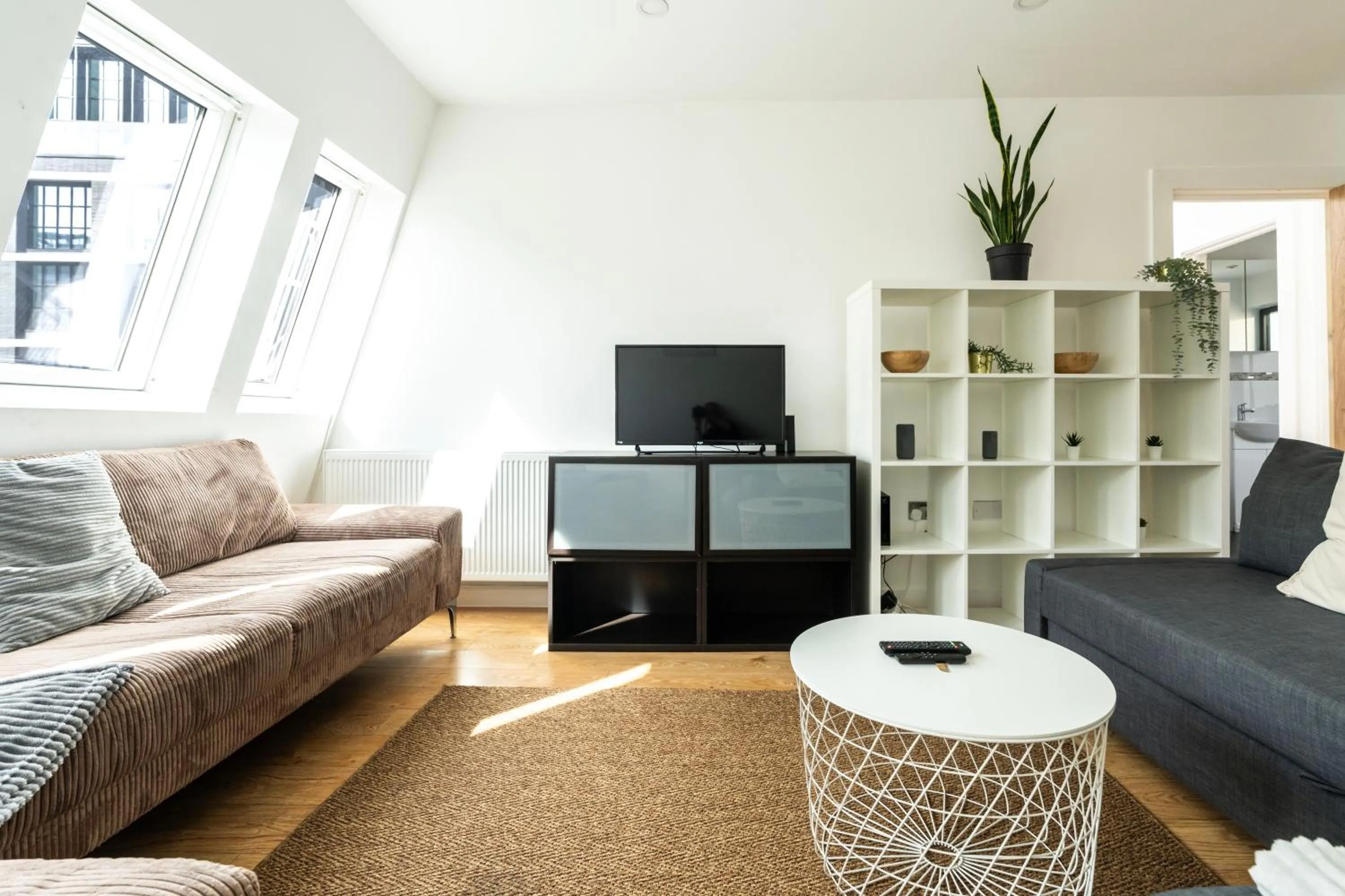 Living room in Shoreditch Apartments by DC London Rooms
