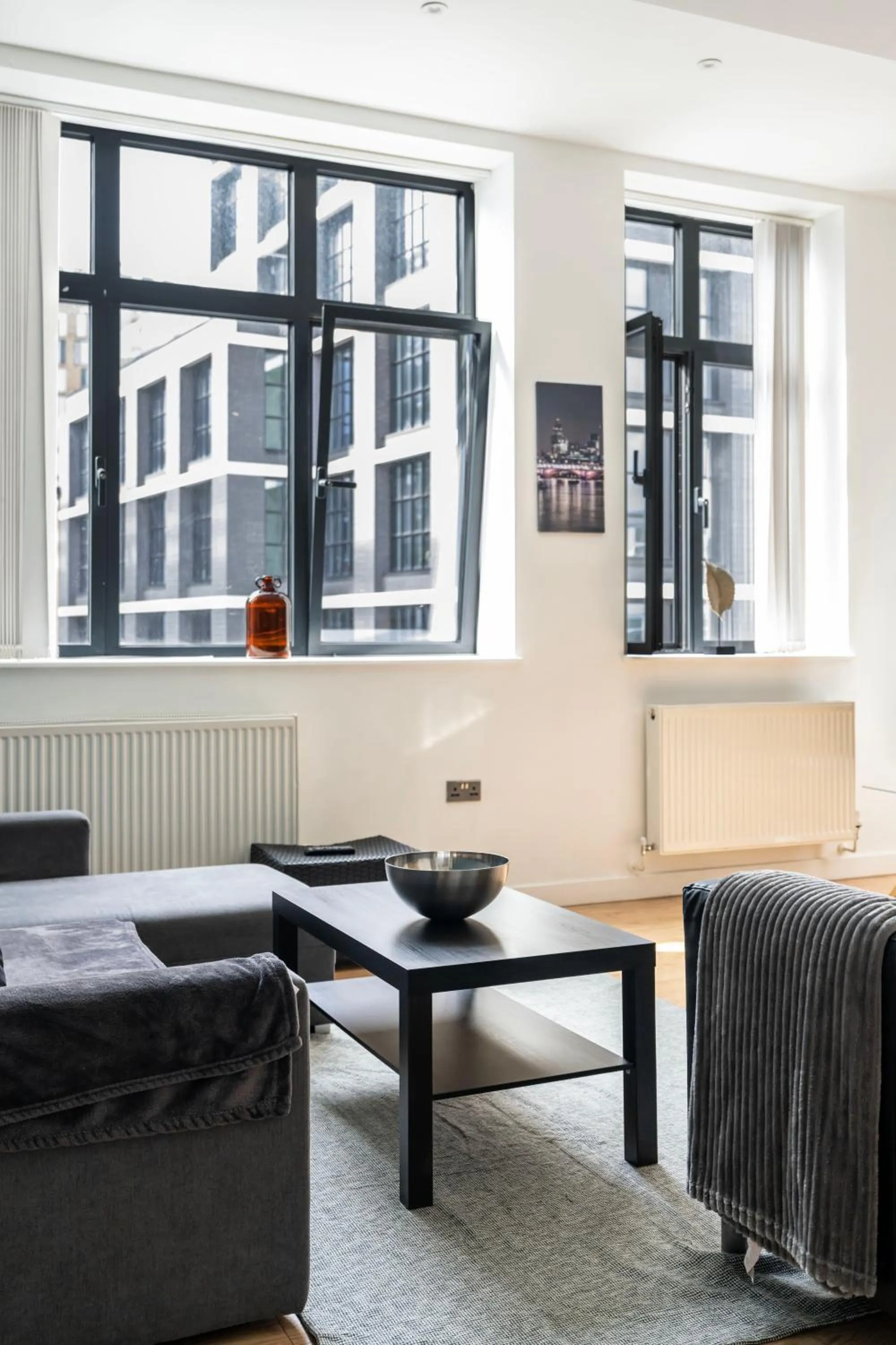 Living room in Shoreditch Apartments by DC London Rooms