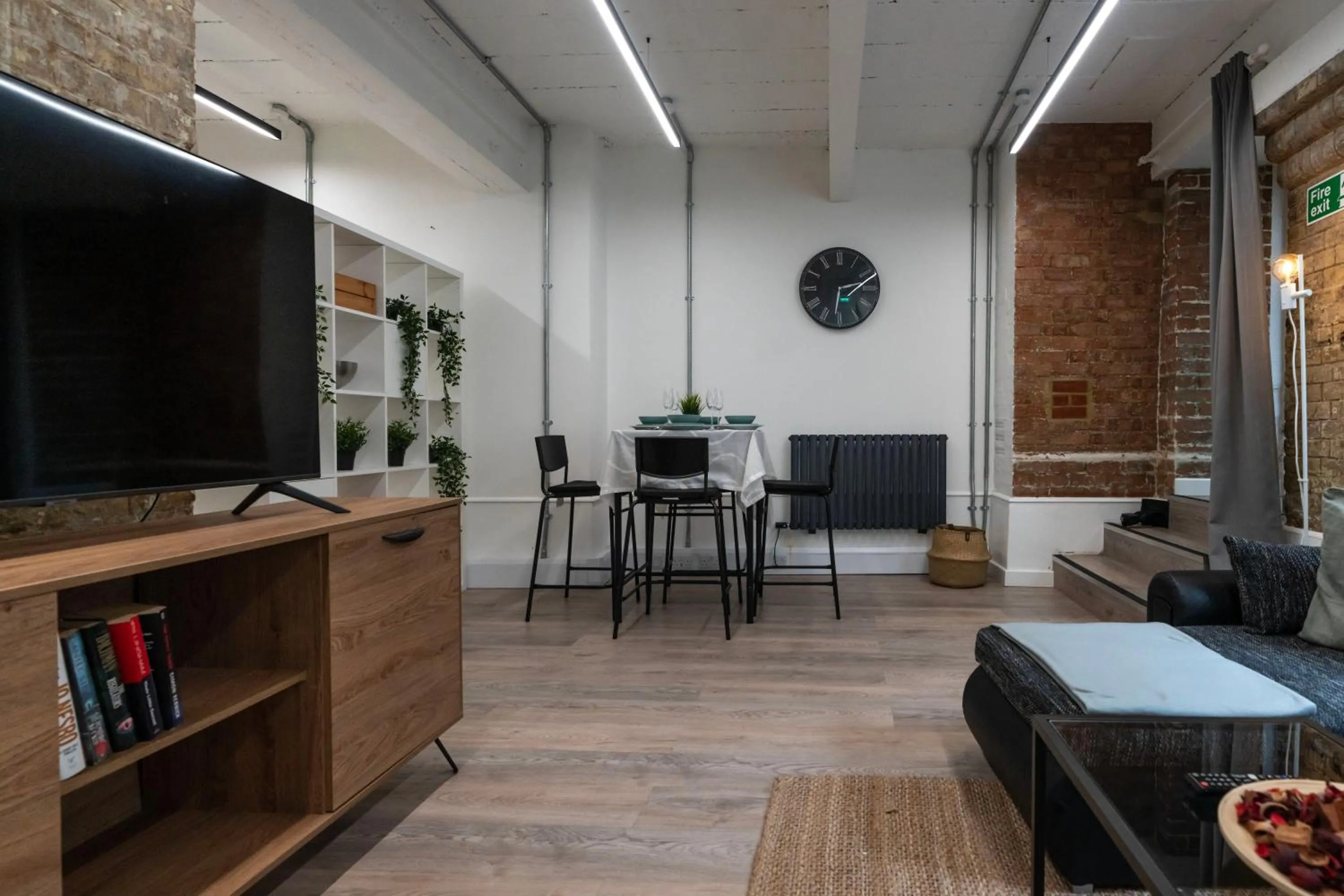 Living room in Shoreditch Apartments by DC London Rooms