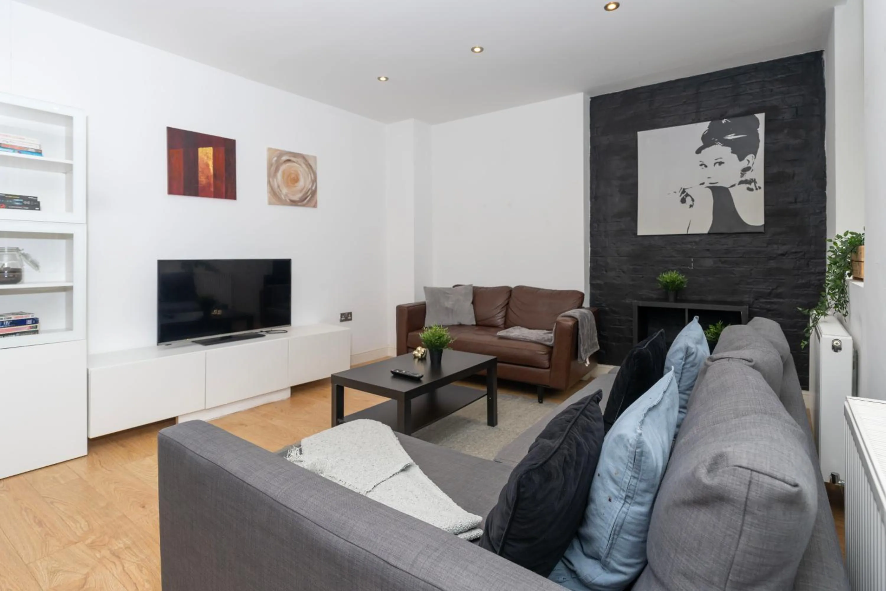 Living room in Shoreditch Apartments by DC London Rooms