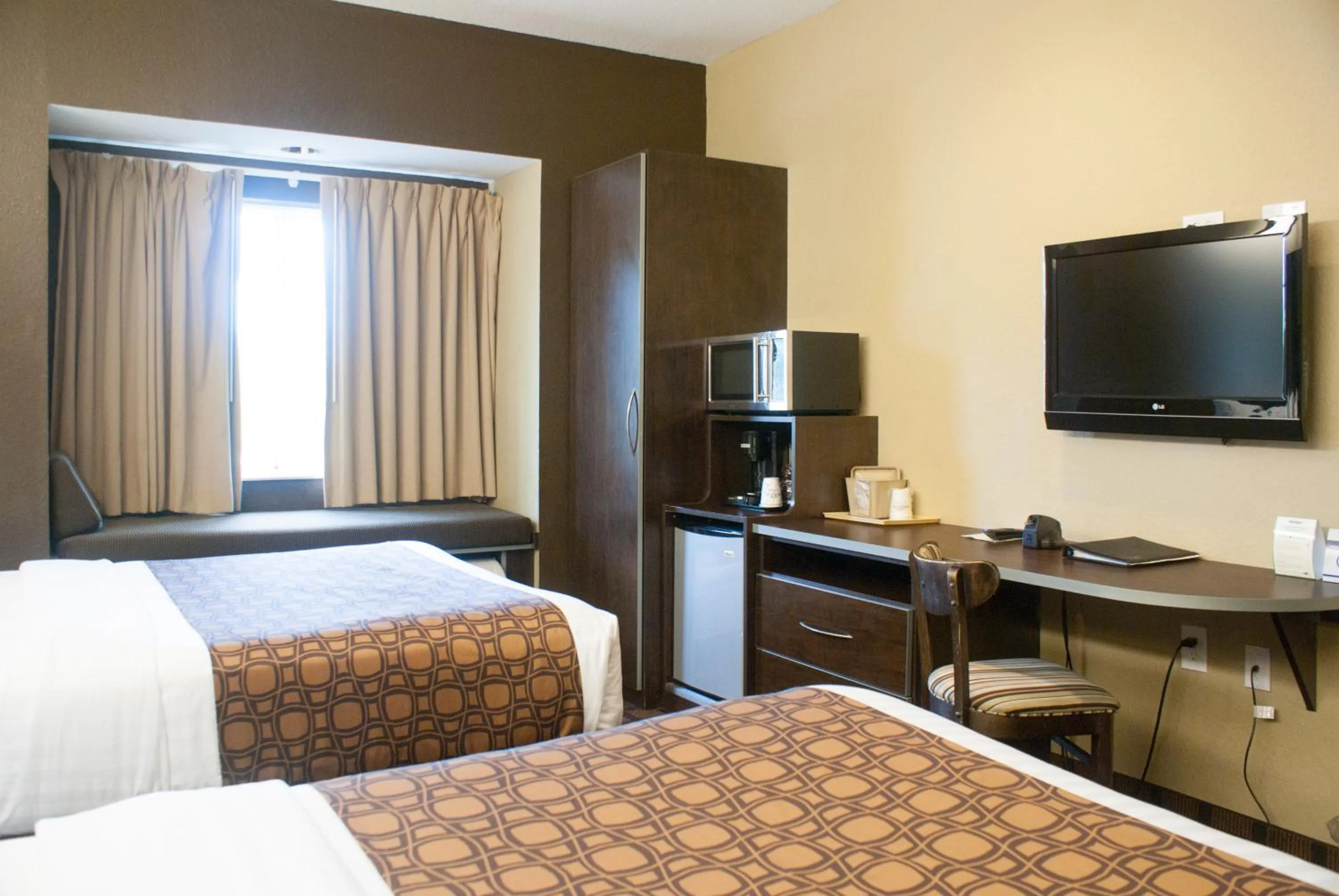 Photo of the whole room, Bed in Microtel Inn & Suites by Wyndham Jacksonville Airport