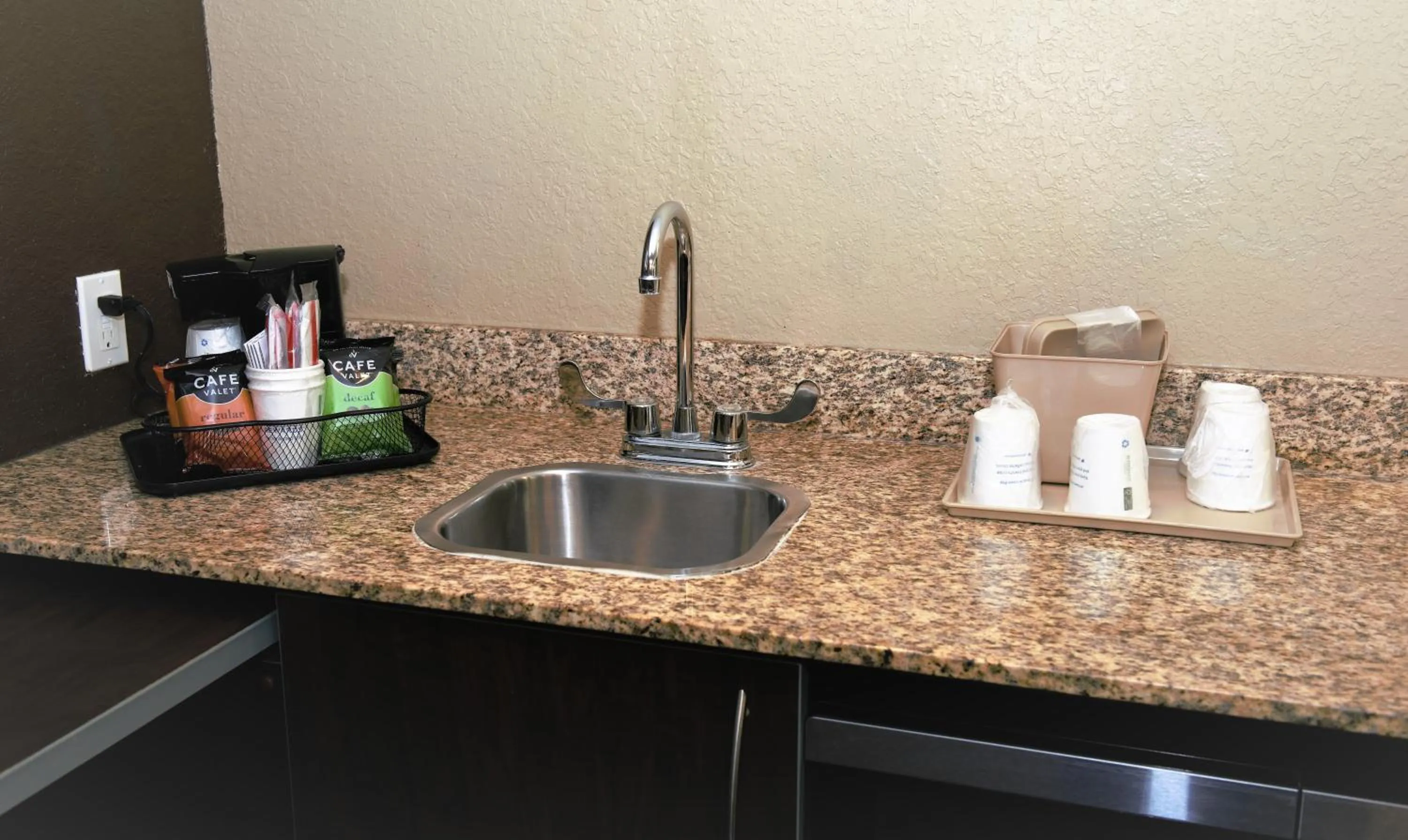 Coffee/tea facilities in Microtel Inn & Suites by Wyndham Jacksonville Airport