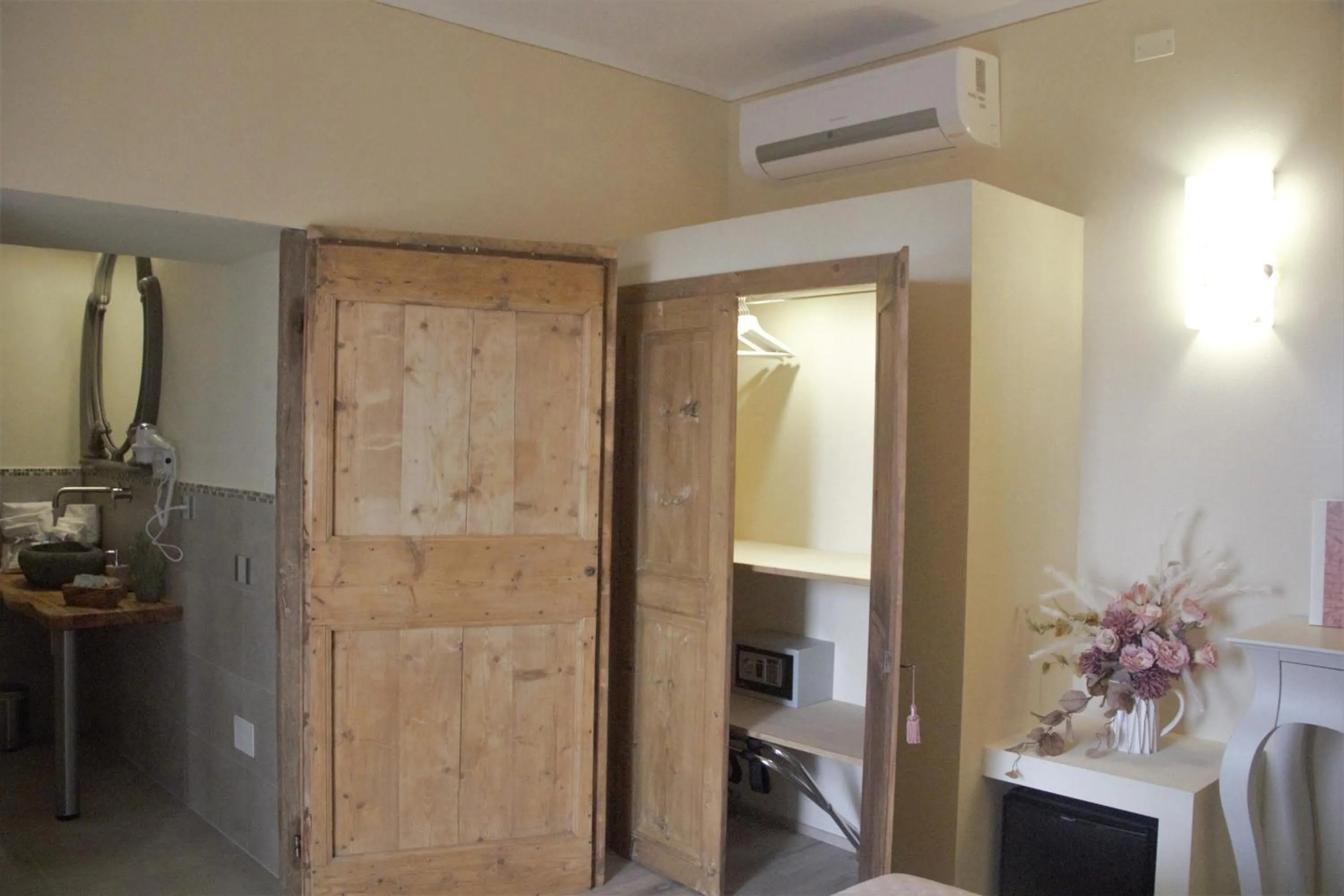 wardrobe in B&B Il Sogno del Pinzagrilli