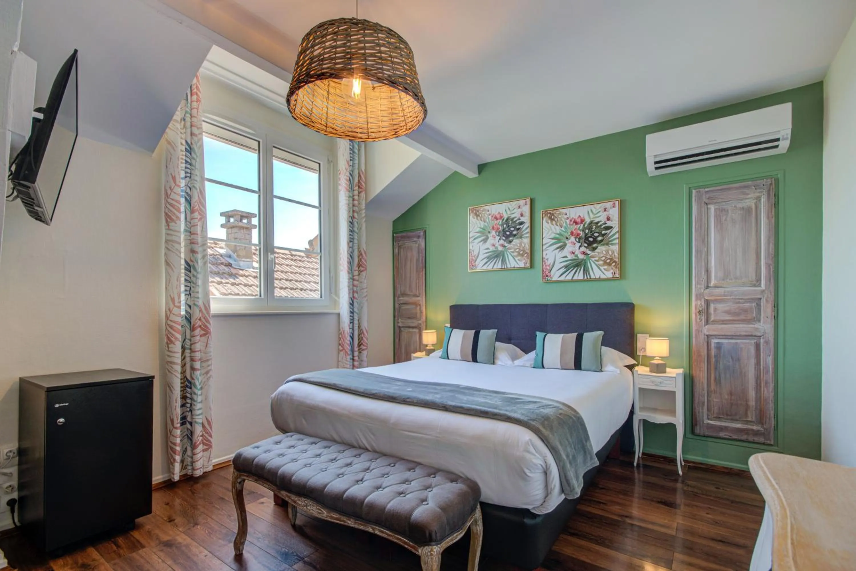 Bed in Logis Hotel Le Blason de Provence