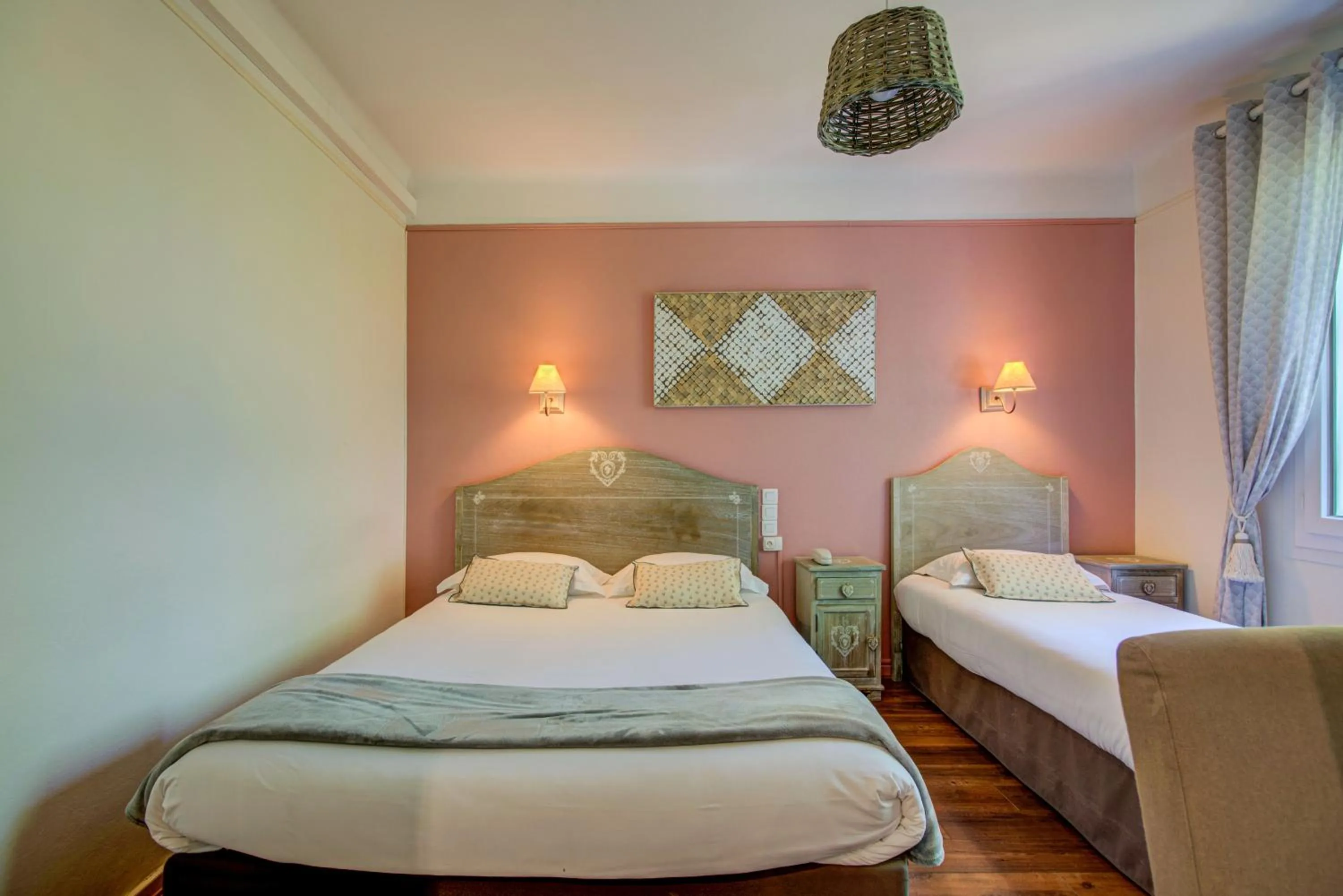 Bedroom, Bed in Logis Hotel Le Blason de Provence