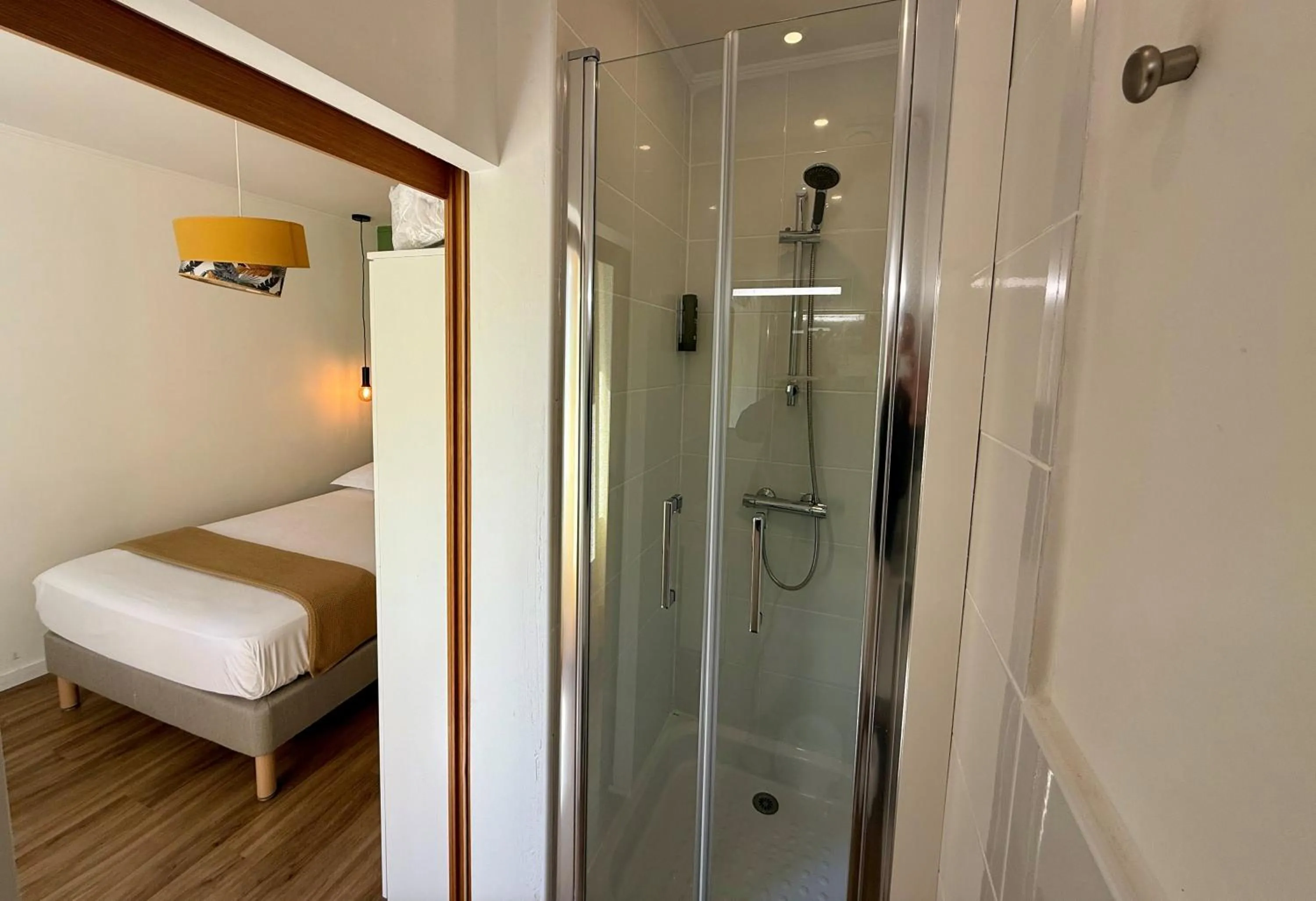 Shower, Bed in Logis Hotel Le Blason de Provence