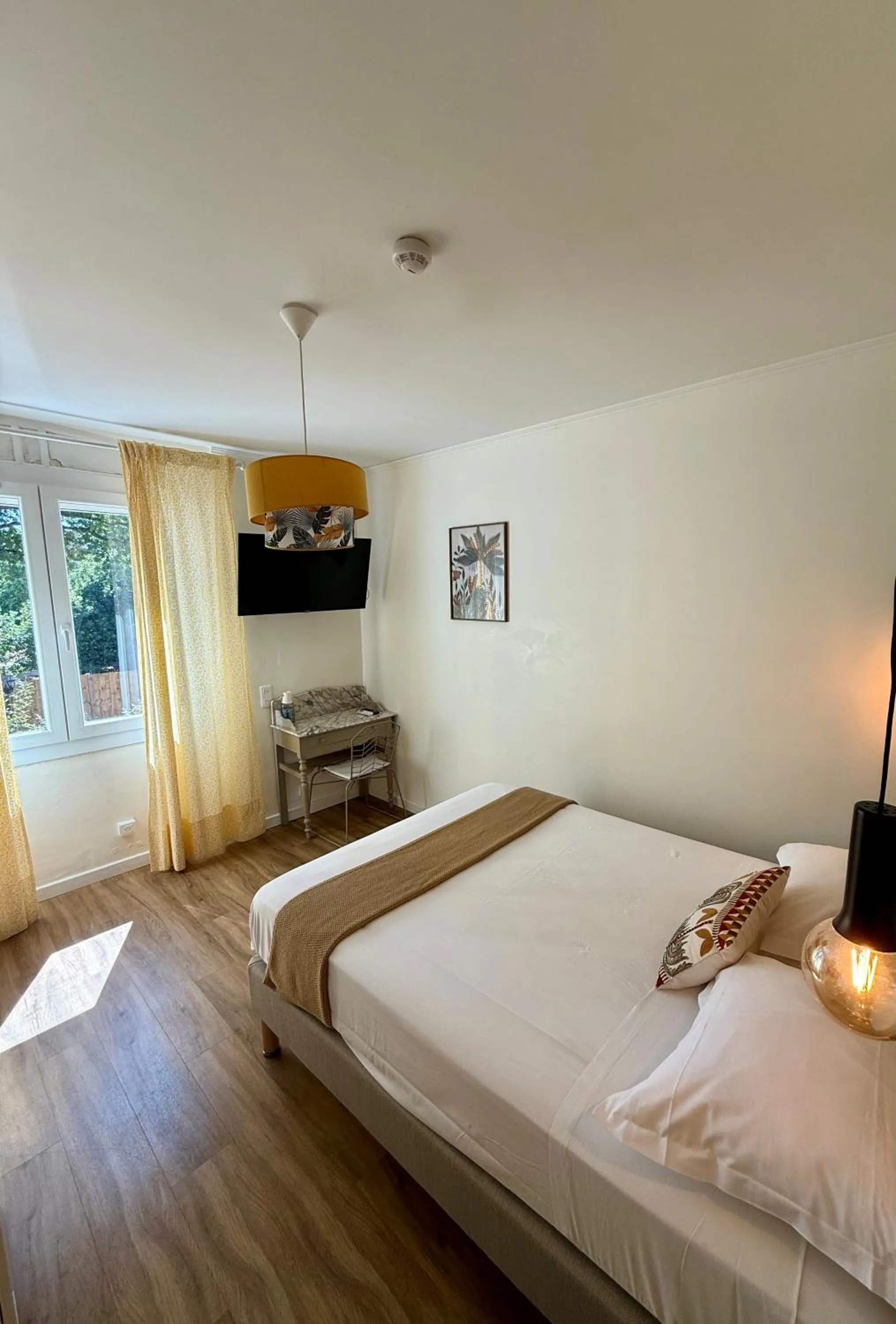 Photo of the whole room, Bed in Logis Hotel Le Blason de Provence