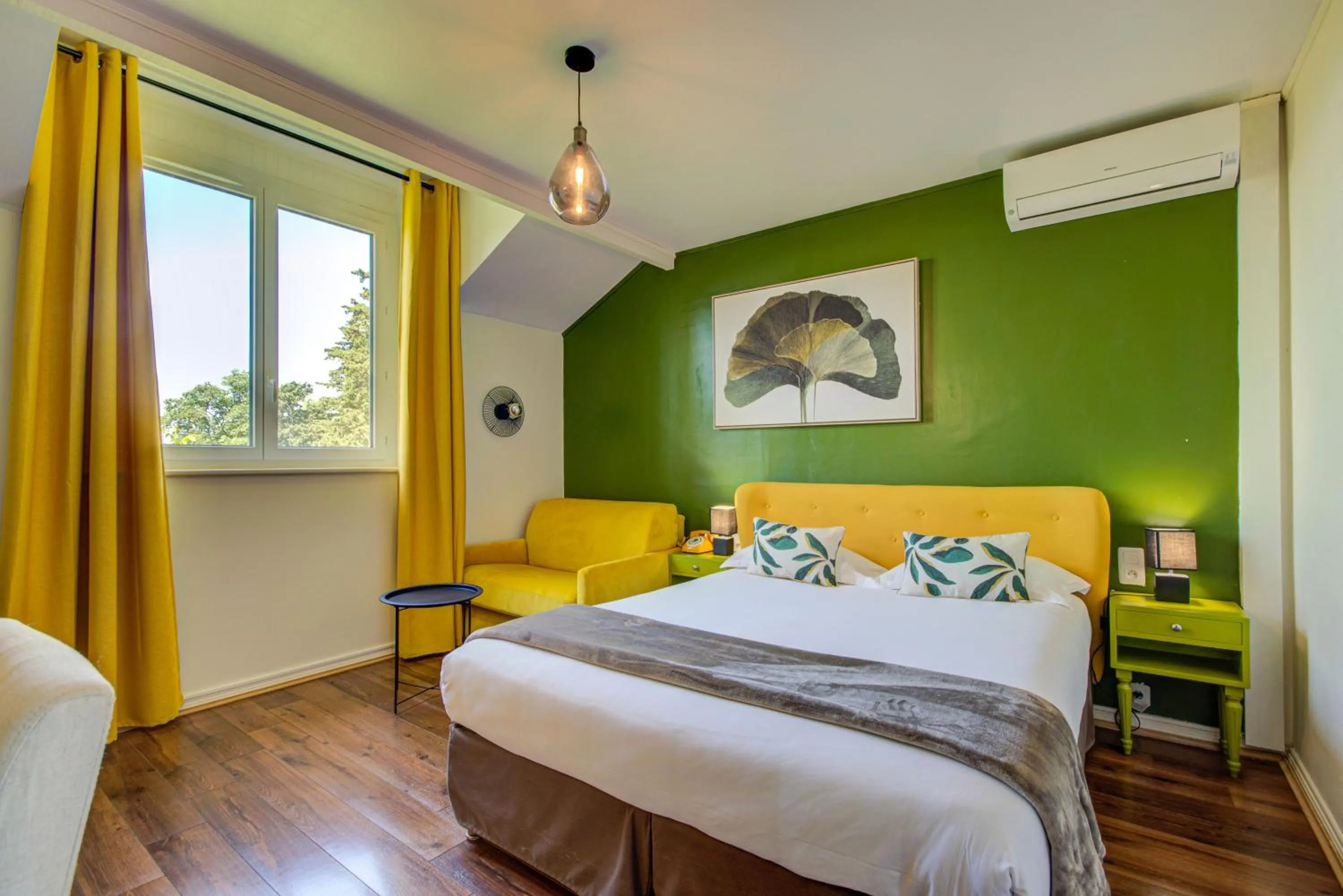 Bed in Logis Hotel Le Blason de Provence