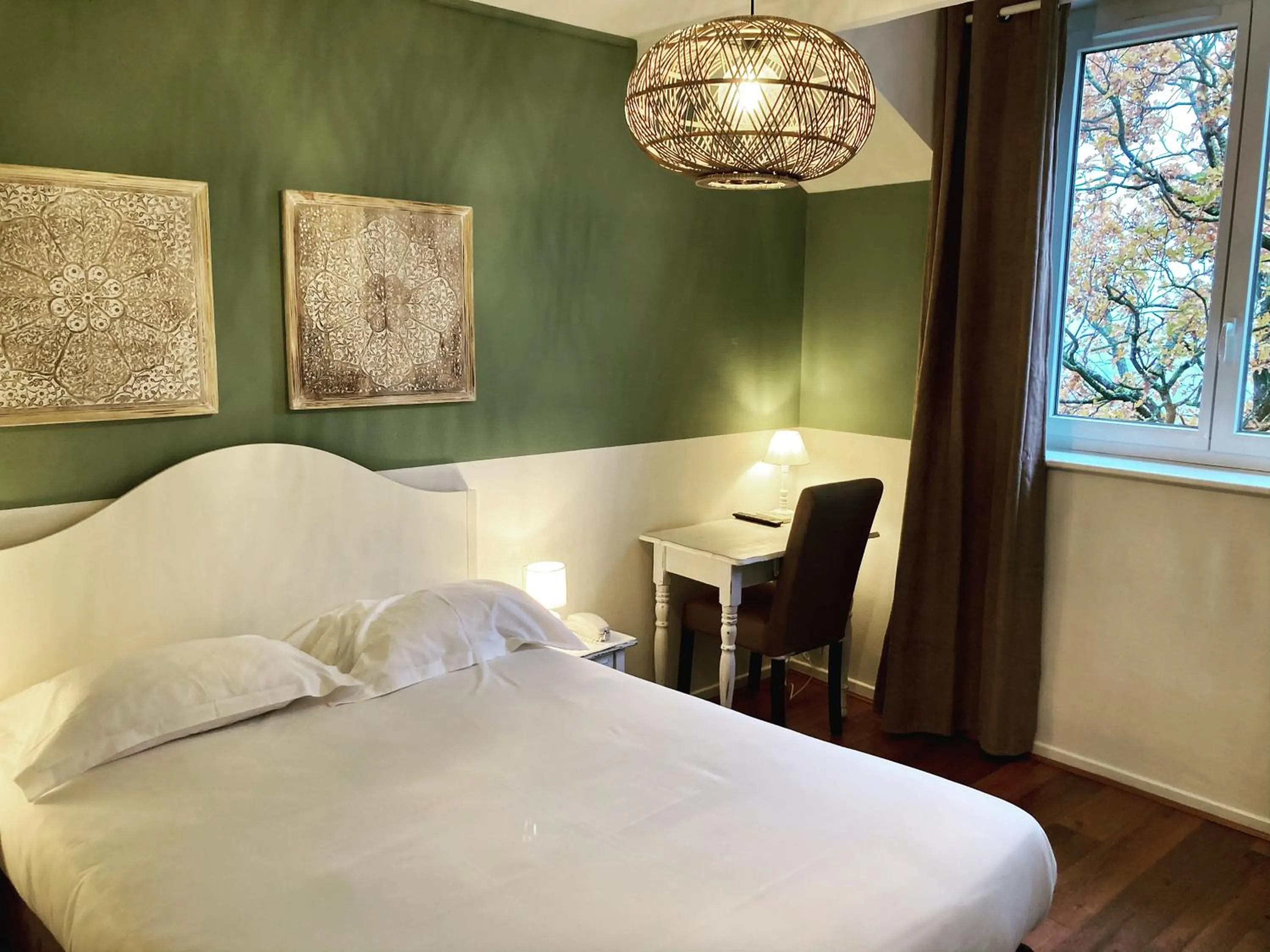 Bed in Logis Hotel Le Blason de Provence