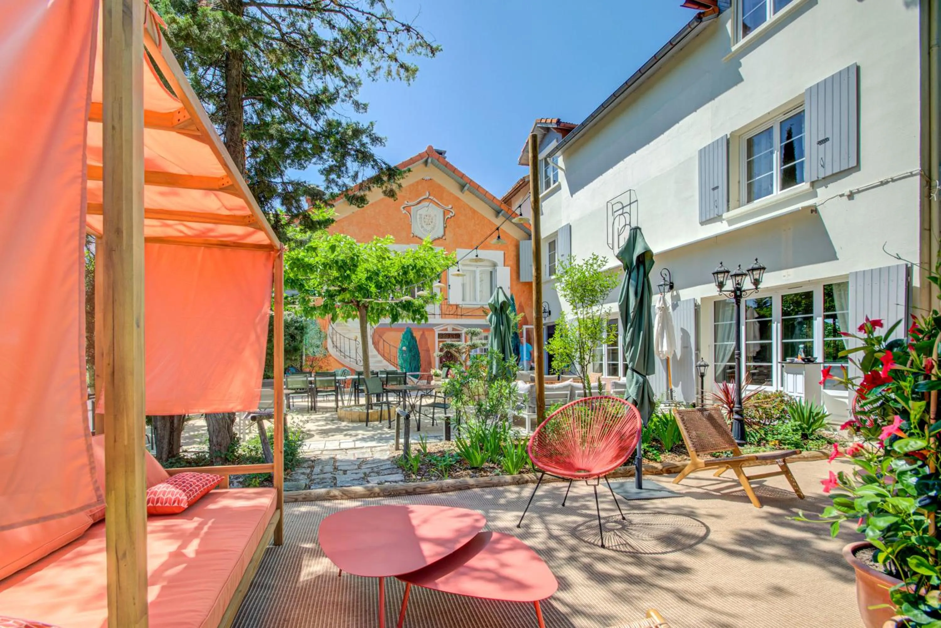 Lounge or bar in Logis Hotel Le Blason de Provence