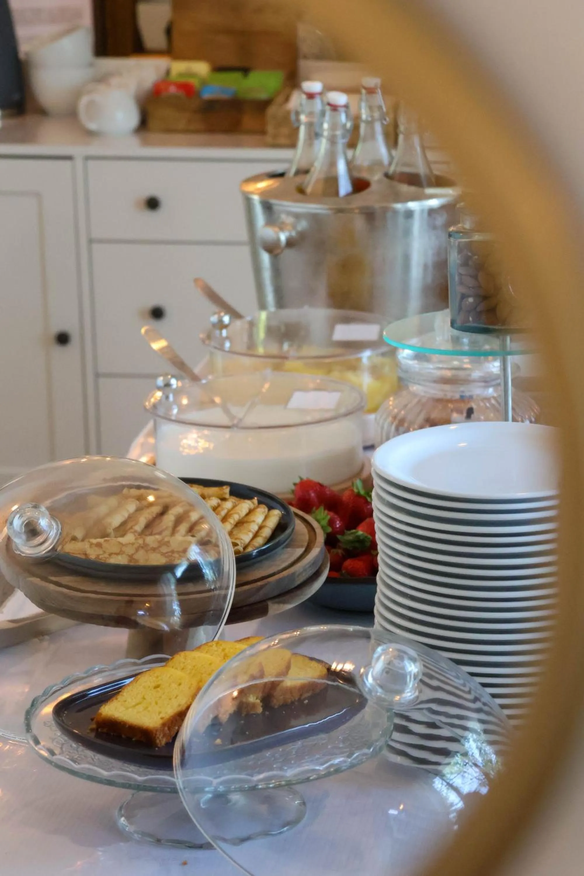 Breakfast in Logis Hotel Le Blason de Provence