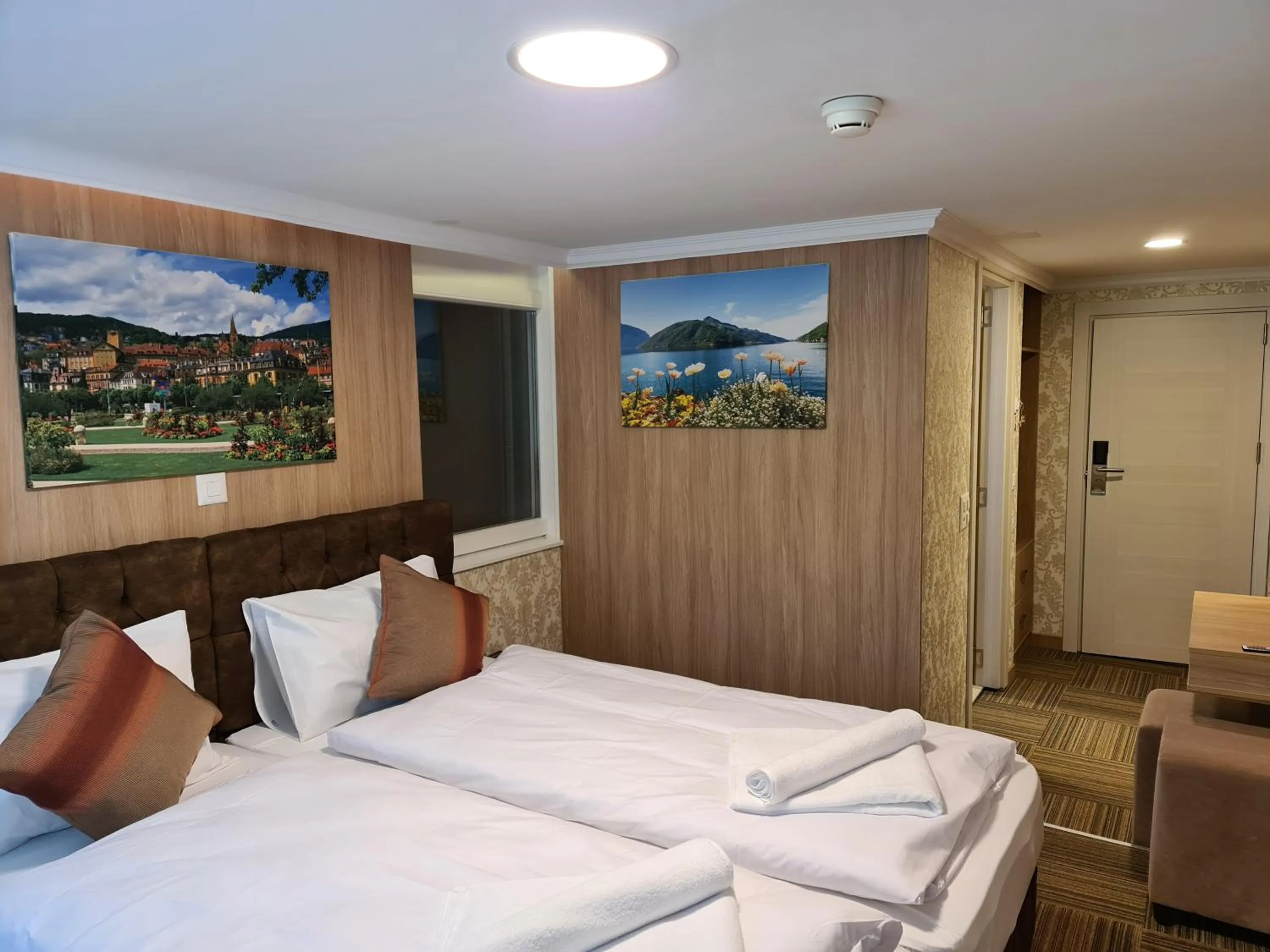 Bedroom, Bed in Helvetia