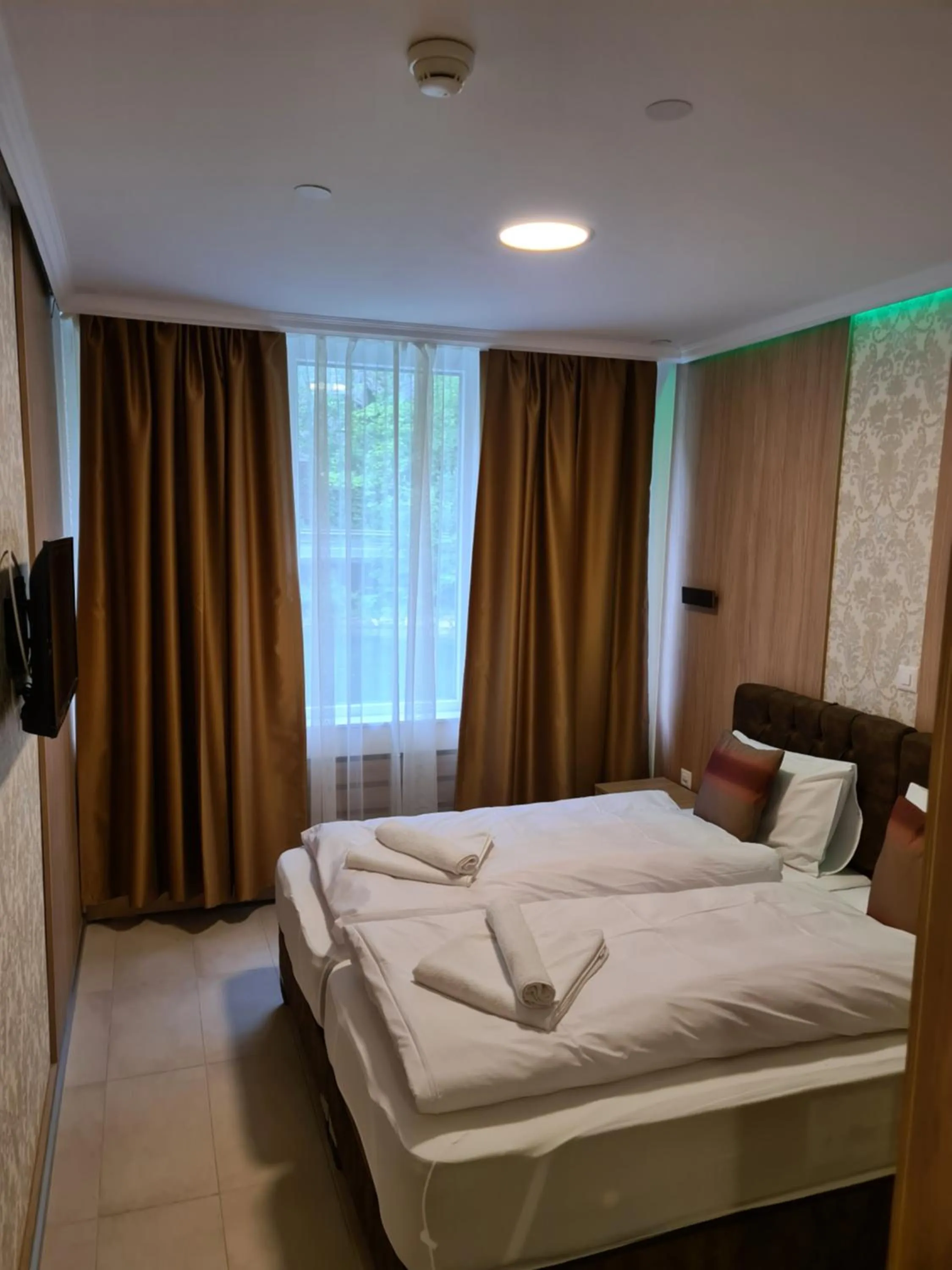 Bedroom, Bed in Helvetia