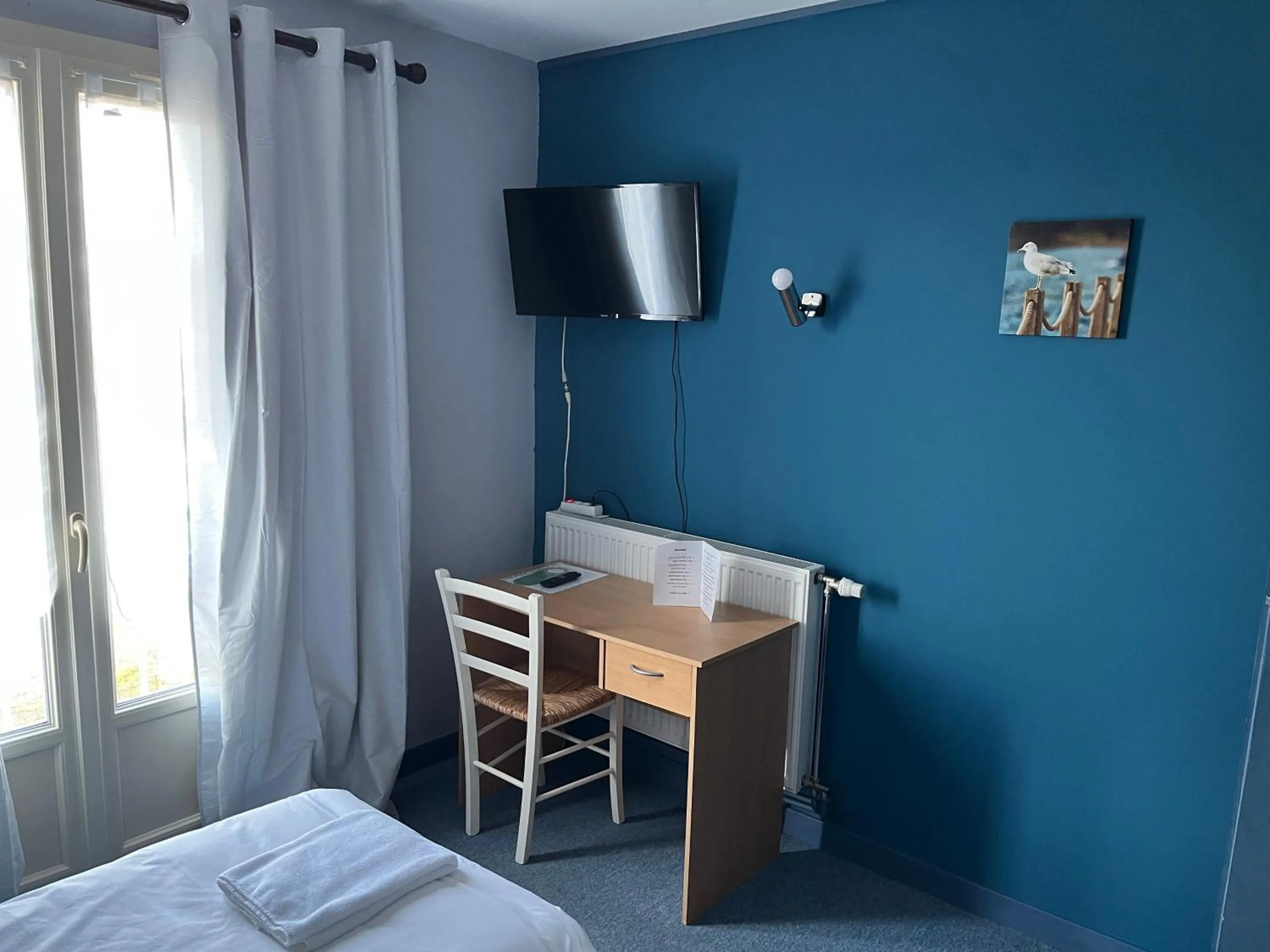 TV and multimedia, Bed in Hôtel Le Lyon Vert Commentry