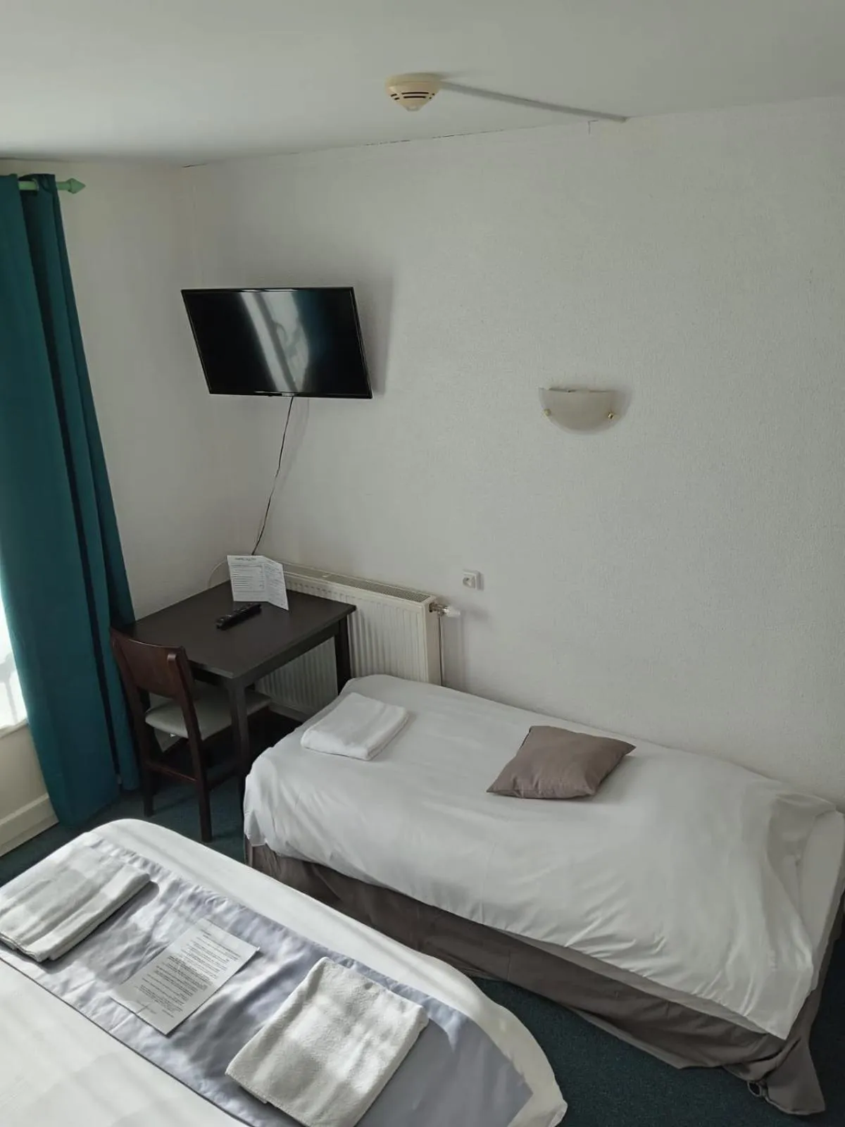 Bed in Hôtel Le Lyon Vert Commentry