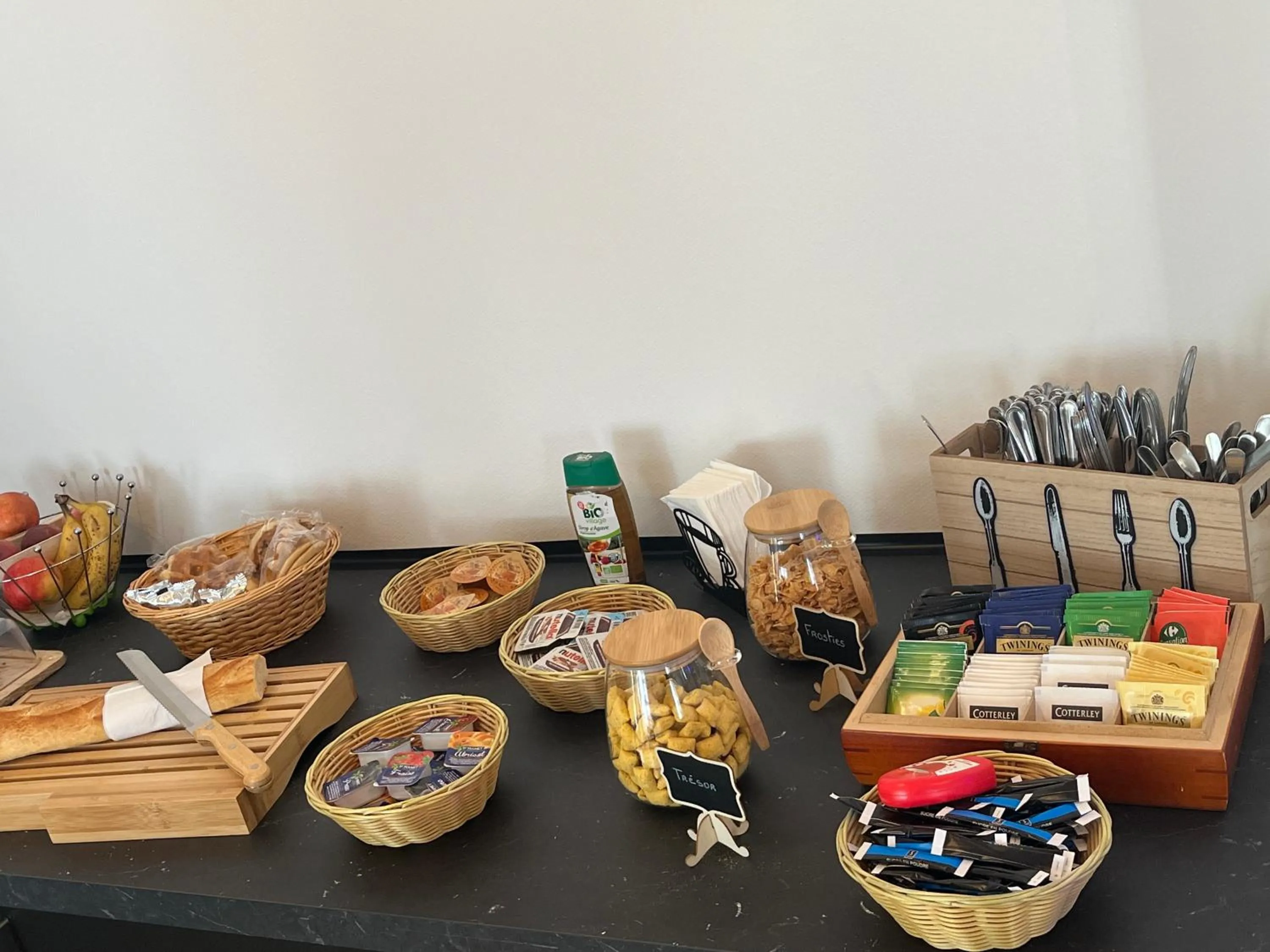 Food and drinks in Hôtel Le Lyon Vert Commentry