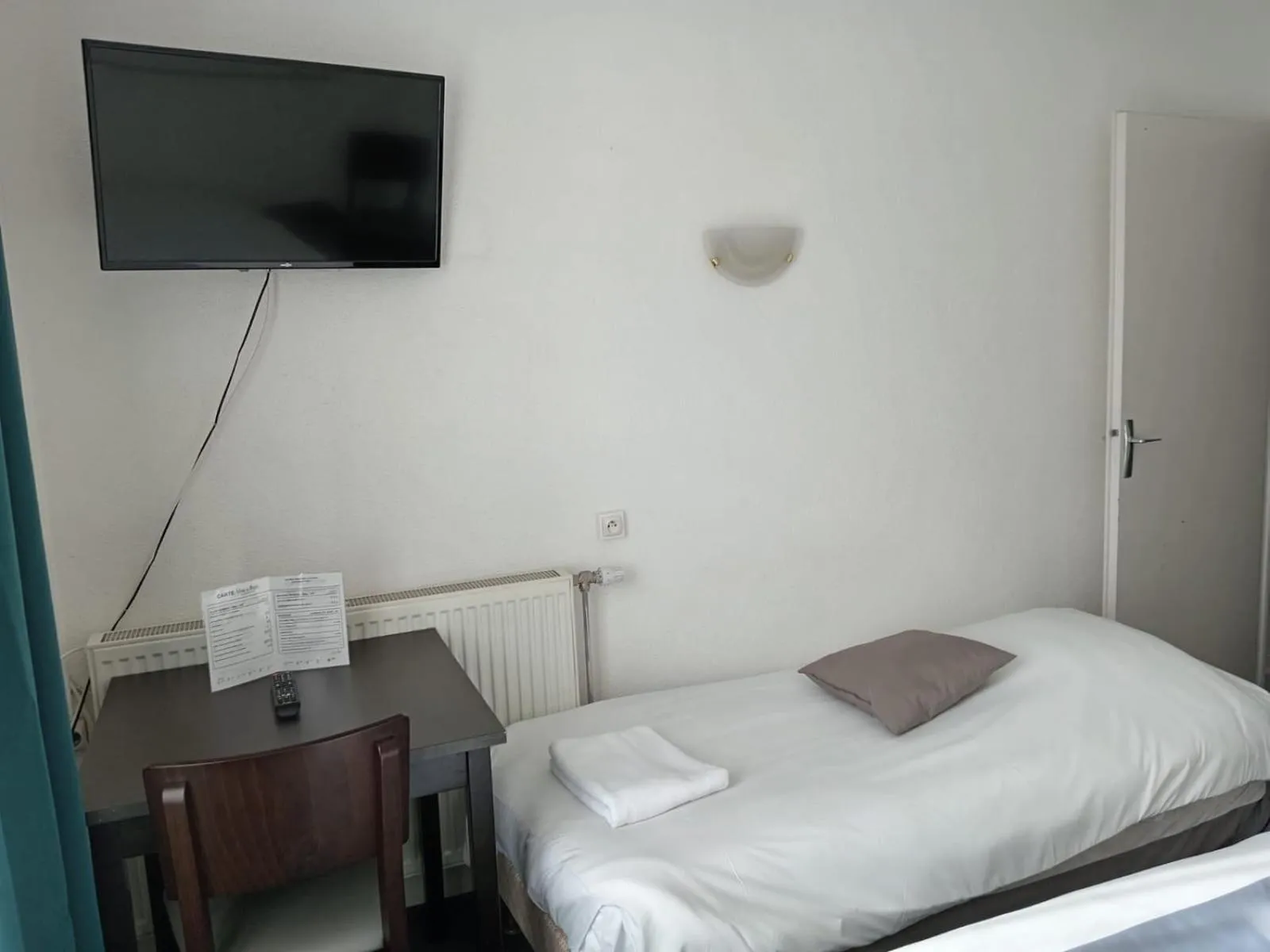 Bed in Hôtel Le Lyon Vert Commentry