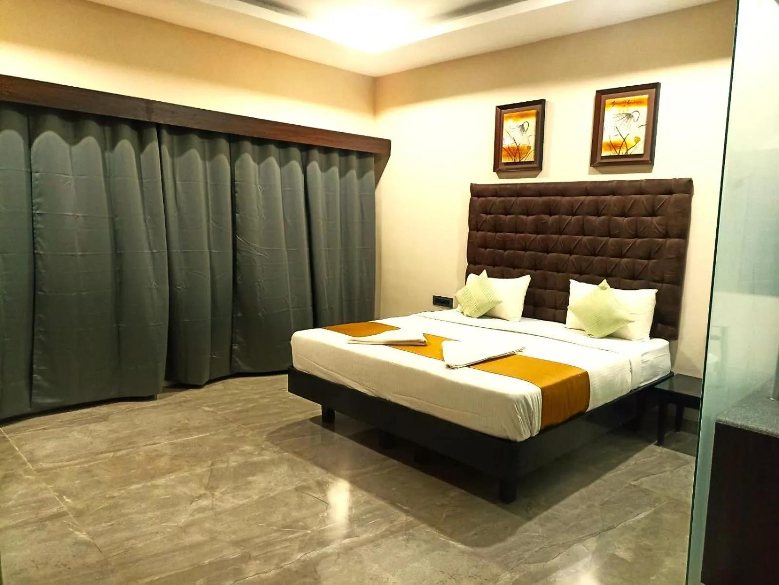 Bed in Sea Shell Beach Cottages & Suites